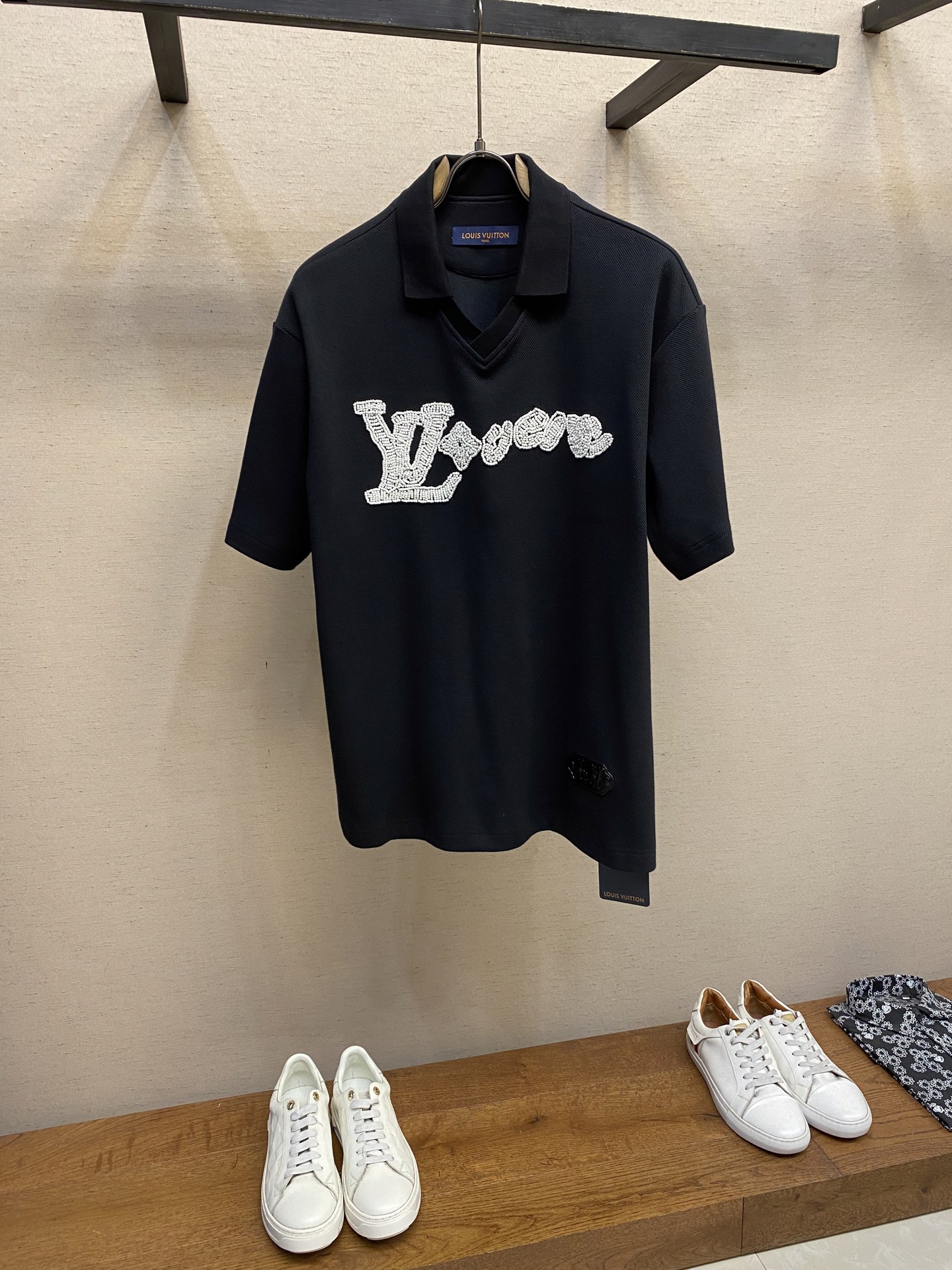 NO:411830,1V summer new style pearly V-neck Polo shirt logo handmade beaded letters hem logo logo decoration loose style breathable and comfortable men and women Size S-XL, alexander wang198609091V 夏装新款珠地小V领Polo衫 logo手工穿珠字母 下摆logo识标饰 宽松版型 透气舒适 男女同款 尺码S-XL,,alexander wang,Men's clothing
