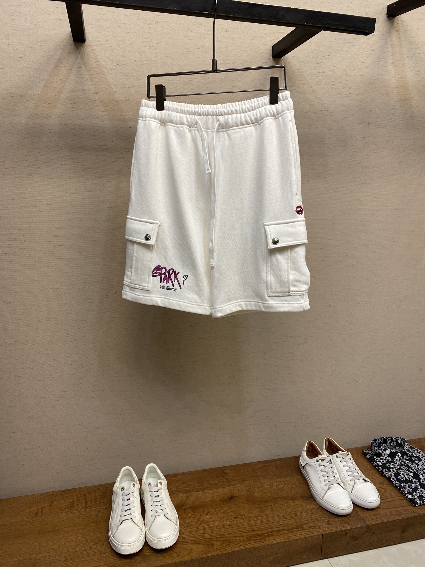 NO:411837,Chrome Heart, Croxin, new summer loose work pocket shorts, color cartoon print, red lip embroidery, loose and versatile casual size S-XL,,chrome hearts, chrome hearts, shorts, alexander wang19860909Chrome Heart,克罗心 夏装新款宽松工装口袋短裤 彩色卡通印花 红唇刺绣 宽松百搭休闲 尺码S-XL,,chrome hearts,chrome hearts,shorts,alexander wang,Men's clothing