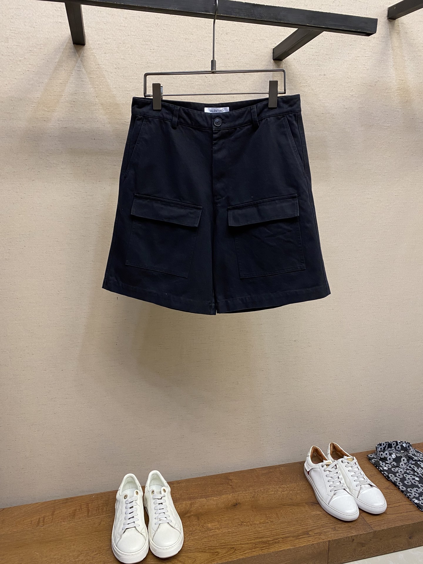 NO:411822,VLT... Valentino black denim shorts Working pocket design Pocket LOGO patch Washing and old soft denim loose fit Size S-XL, valentino, shorts, alexander wang19860909VLT……华伦天奴黑色牛仔短裤 工装口袋设计 口袋LOGO贴布 洗水做旧柔软牛仔 宽松版型 尺码S-XL,,valentino,shorts,alexander wang,Men's clothing