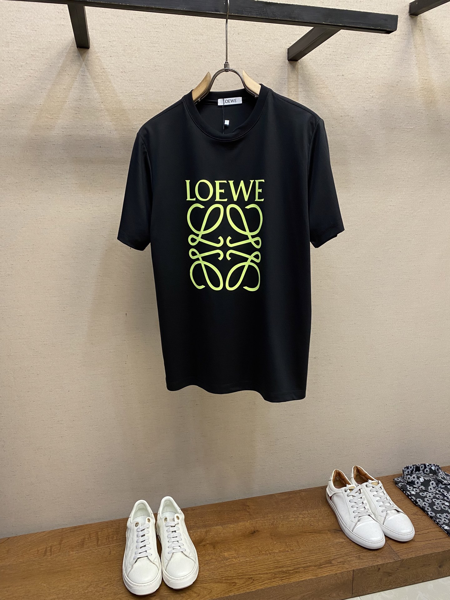 NO:411780,Loewe, contrasting color large logo print couple short-sleeved T-shirt with a very recognizable large letter print on the front is Loe**'s signature element, ostentatious and eye-catching, cleverly blending the brand's classic and modern fashion. The unique design breaks the monotony and easily becomes the focus of dressing. Whether it is paired with jeans to create a casual style or sports shorts to show vitality and dynamic, it can be perfectly controlled. It uses high-quality pure cotton fabric with a full texture. This fabric has an excellent drape, with a crisp and stylish upper body, and is soft and skin-friendly, comfortable and comfortable to wear, and has excellent breathability. Even in the hot summer, it can allow the skin to breathe freely. Size XS-L,,loewe, shorts, jeans, T-shirt,tees, t-shirt,alexander wang19860909Loewe、撞色大logo印花情侣款短袖T恤 正面极具辨识度的大字母印花,是Loe**标志性元素,张扬而醒目,巧妙融合了品牌经典与现代时尚.独特的设计,打破单调,轻松成为穿搭焦点,无论是搭配牛仔裤打造休闲随性风,还是配上运动短裤展现活力动感,都能完美驾驭. 它采用高克重纯棉面料,质感满满.这种面料有着出色的垂坠感,上身挺括有型,同时又柔软亲肤,贴身穿舒适自在,透气性极佳,即使在炎炎夏日,也能让肌肤自由呼吸. 尺码XS-L,,loewe,shorts,jeans,T-shirt,tees，t-shirt,alexander wang,Men's clothing