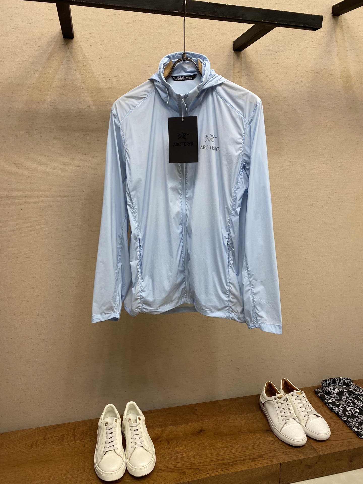 NO:411775,Arctery, Bird's SQUAMISH Men's and Women's Same Model HOODY Sunscreen Clothes Skin Clothes Breathable Windproof Sunscreen Clothes Bird Series Nodin Jacket Windshell Lightweight Breathable Solid Color Stand Collar Jacket 25-year Summer New Product Couple Running Series Sports Fitness Night Run Summer Breathable Sweater Clothes Wind Clothes Men's and Women's Same Model compatible with couple outfits!  The latest model, a must-have for summer!  High-end quality is invincible!  Imported technological sunscreen fabrics have excellent high elastic raw yarn sun protection, which can be washed repeatedly, and the sun protection is longer-lasting, blocking ultraviolet rays up to 99, not stuffy, not hot, and more breathable. The fabric forms a vapor-heat microcirculation with the skin, and always keeps a cool feeling!  Suitable for many outdoor sports such as hiking, daily travel, etc. Windwall windproof fabric, especially dense, water-resistant and water-resistant, has excellent waterproof and windproof performance, providing comfortable protection for outdoor activities... The design is simple and atmospheric, suitable for all ages, parent-child wear, essential for outdoor activities in spring and summer... Hooded design, better wrapping performance, better protection for you, zippered safety pockets, placing small objects is very practical and most shiny, rejecting mediocrity... distinct personality, fashionable and sporty!  Three-dimensional cutting, clear layers and full of three-dimensional... show the sense of class!  Size S-2xl, jil sander, jackets & coats,hats,alexander wang19860909Arctery,鸟家SQUAMISH男女同款HOODY防晒衣 皮肤衣 透气防风 防晒服 鸟系列Nodin Jacket 风壳轻量透气纯色立领夹克 25年夏季新品情侣款跑步系列运动健身夜跑夏季透气 冲锋衣 风衣 男女同款可配情侣装！最新款,夏季必备！高端品质无敌！ 进口科技防晒面料,具备优异的高弹性原纱防晒,可反复水洗,防晒更持久阻隔紫外线高达99不闷不热更透气空气、面料与肌肤形成汽热微循环,始终保持凉感！ 适用于远足徒步、日常旅行等多种户外运动.采用Windwall防风面料、面料特别密、经过防泼水处理、具有出色的防水防风性能、为户外活动提供舒适的防护…设计简约大气、老少皆宜、亲子穿着、春夏户外活动旅行必不可少…连帽设计、更好的包裹性能更好防护你,拉链安全口袋、放置小物件非常实用最为闪亮拒绝平庸…个性鲜明、时尚运动兼备！立体裁剪 层次分明、立体十足…彰显档次感！ 尺码S-2xl,,jil sander,jackets & coats,hats,alexander wang,Men's clothing