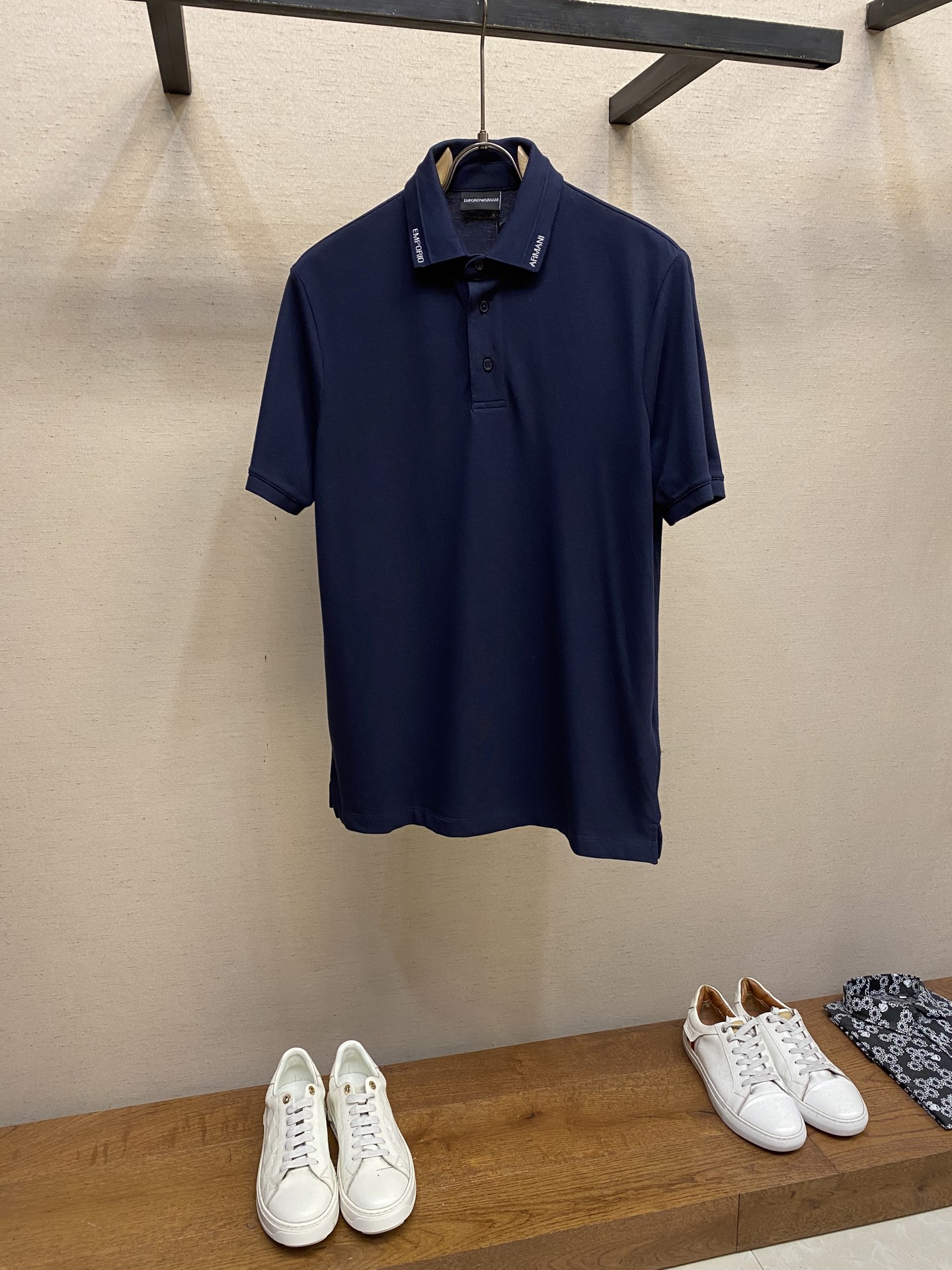 NO:162153,EMPORIO ARMANI 2025 spring and summer new short-sleeved lapel polo shirt T-shirt (slim fit style) ~ high-end customization ~ avant-garde design!  Customized mercerated bead floor cotton, soft to the touch ~ comfortable to wear ~ brand logo versatile business casual style, allowing you to perfectly combine fashion, leisure and business!  A must-have item for trendy men!  The upper body is so handsome!  Size M-2xl, Armani, Armani, T-shirt,tees, t-shirt,alexander wang19860909EMPORIO ARMANI阿玛尼 2025春夏新款短袖翻领polo衫T恤（修身版型）～ 高端订制～ 设计前卫！订制丝光珠地棉、手感柔软～穿着舒适～品牌标识logo百搭商务休闲款 让您时尚休闲与商务完美结合！潮男必备单品 ！上身帅爆！ 尺码M-2xl,,armani,armani,T-shirt,tees，t-shirt,alexander wang,Men's clothing