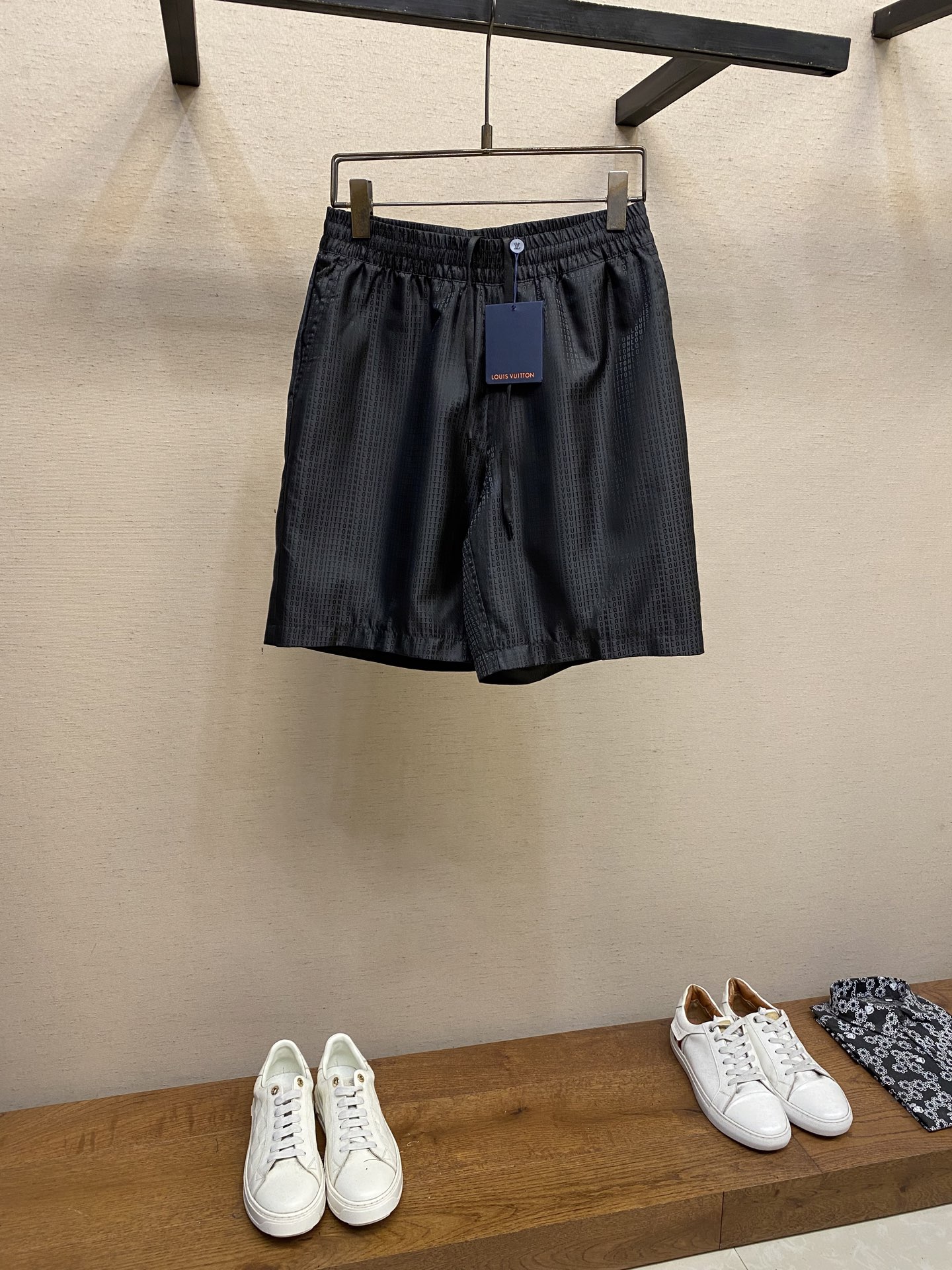 NO:162155,1V Louis Home This shorts are made of jacquard silk to create a loose silhouette, and then a soft rib drawstring design is designed to convey elegant style at the waist. It can be easily integrated into a casual look, and it can also be used with the same T-shirt to make a good choice for summer travel. It is recommended to dry cleaning or wrap the back of the laundry bag to quickly machine-wash and dry naturally!  Size S-XL, louis vuitton, shorts, alexander wang198609091V路易家 本款短裤采用提花丝质塑造宽松廓形,再以柔软罗纹抽绳设计腰部传递优雅格调.可轻松融入休闲造型,亦可与同款 T 恤共同成就夏日出行佳选. 洗涤方式建议干洗或包裹洗衣袋反面单独冷水快速机洗自然晾干！ 尺码S-XL,,louis vuitton,shorts,alexander wang,Men's clothing