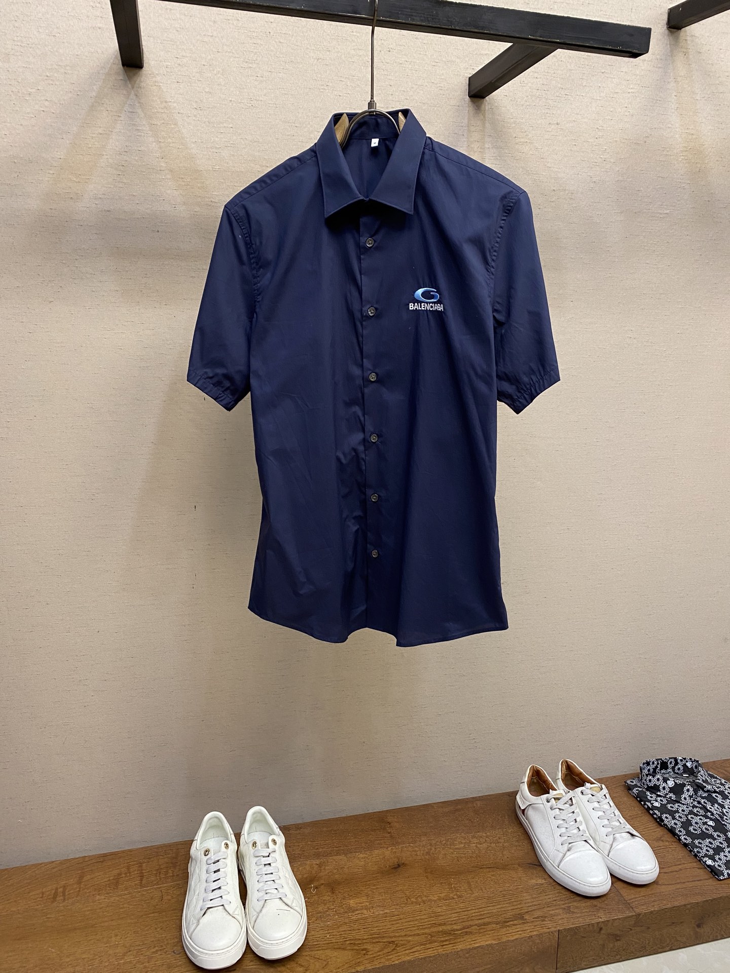 NO:162157,Balenciaga, Paris classic business casual shirt!  This shirt is made of customer-supplied fixed-knit high-weight knitted cotton fabric. The fabric is clearly weaved and has a high-end texture that is visible!  ,!  The embroidered patchwork pattern decoration on the chest and back is the most attractive thing about this shirt!  The designer perfectly combines classic elements of the big brand and interprets them through personalized embroidery on the shirt. The exquisite and unique patterns make the overall shape more unique without losing taste!  Size S-2xl S S shoulder width 47cm-bust 102cm-length 76cm-sleeve length 22cm M Shoulder width 48cm-bust 106cm-length 77.5cm-sleeve length 23cm L Shoulder width 49cm-bust 110cm-length 79cm-sleeve length 24cm XL Shoulder width 57cm-bust 114cm-length 80.5cm-sleeve length 25cm XXL Shoulder width 51cm-bust 118cm-length 81.5cm-sleeve length 26 Size recommended (standard version) Height 174-145 catties, try on size M!  A boy can choose S code within 130 catties, a M code for 130-146 catties, a L code for 146-163 catties, and a XL code for 163-184 catties!  Select XXL codes above 180 catties, balenciaga,shirts,alexander wang19860909Balenciaga、巴黎经典商务休闲衬衫！ 这款衬衫采用客供定织定染高克重针织全棉面料制成,面料织纹清晰,肉眼可言的高级质感！,！胸前和后幅贴布刺绣图案装饰,是这款衬衫最吸引人之处！设计师将大品牌经典元素完美结合,在衬衣上通过个性时万针刺绣进行演绎,精致而别致的图案让整体造型更加独特而又不失品味！ 尺码S-2xl S码肩宽47cm-胸围102cm-衣长76cm-袖长22cm M码肩宽48cm-胸围106cm-衣长77.5cm-袖长23cm L码肩宽49cm-胸围110cm-衣长79cm-袖长24cm XL码肩宽57cm-胸围114cm-衣长80.5cm-袖长25cm XXL肩宽51cm-胸围118cm-衣长81.5cm-袖长26 尺码推荐（标准版型） 身高174-145斤,试穿M码合适！ 男生体重130斤以内选择S码,130-146斤选择M码,146-163斤选择L码,163-184斤选择XL码！180斤以上选XXL码,,balenciaga,shirts,alexander wang,Men's clothing