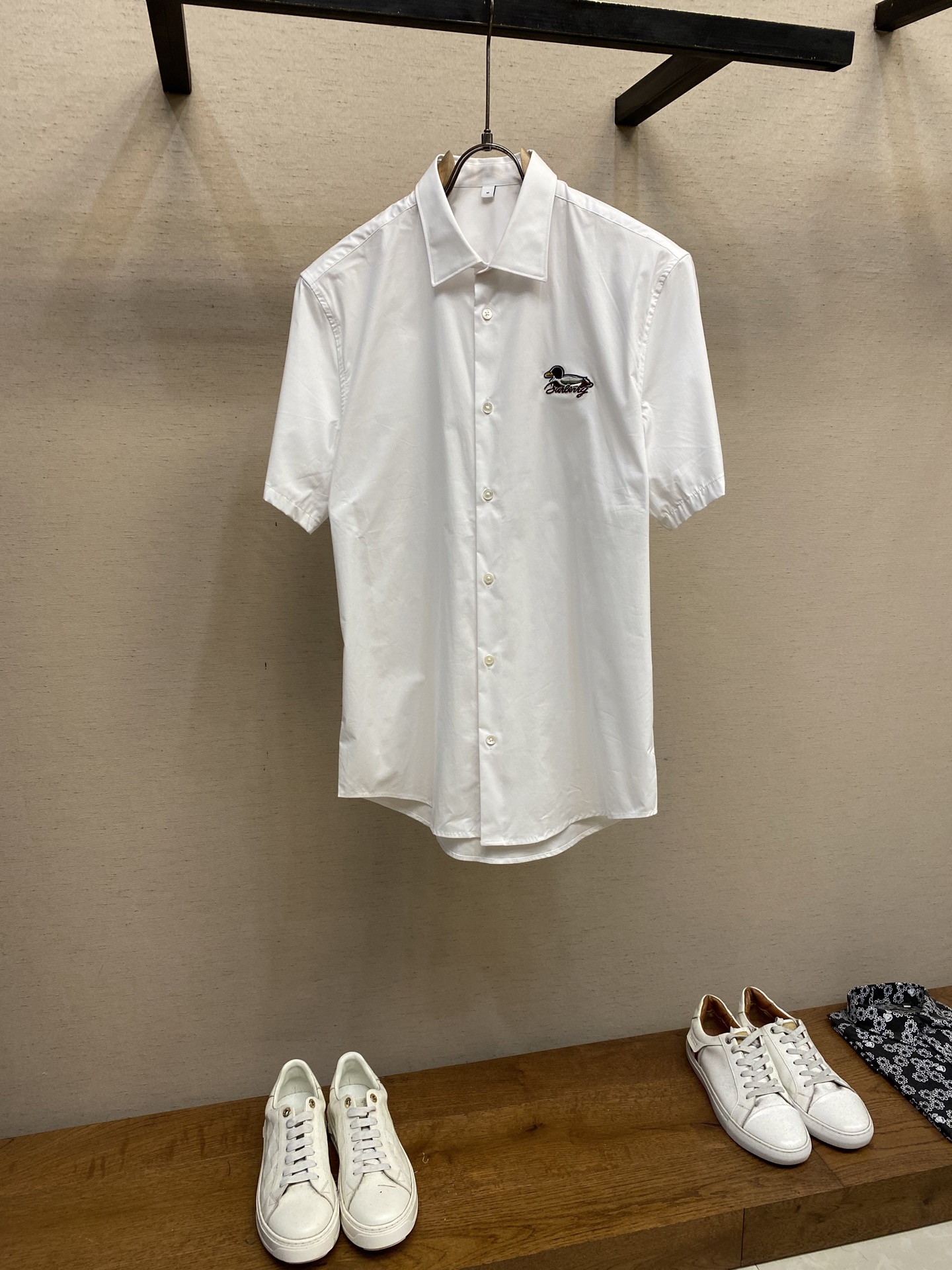 NO:162159,BBR and BUR clean color embroidery duck new products for men's high-end fashion high-soft cotton fabric logo embroidered men's small pointed collar business casual long-sleeved shirt. The design is in line with the aesthetic design of Bazil. The chest embroidery large logo is created. It has a very distinct recognition. It is a soul-style decoration, quite fashionable and full of British accent!  The details show the high-end and luxurious shell button embellishment, paired with a small lapel design, is age-reducing and fashionable, full of vitality and easily highlights the temperament. The upper body effect is capable and neat, and it has both styles. It is a shirt with versatility and practical wearability!  Fabric selection is high-end imported garment high-split cotton fabric, old-fashioned workshop garment process is fixed, weaving and dyeing, extremely luxurious and special materials, all of which are treated with superior craftsmanship, the fabric has extremely high gloss, the mesh structure is delicate and natural, and the comfort and breathability are perfect. The touch experience is self-evident, and the ultimate luxury enjoyment!  The details show the ingenious craftsmanship, the auxiliary materials are all supplied to customers, and the workmanship is extremely rigorous and sophisticated. The whole outline structure continues the basic form of B's ​​house, expressing the simple and atmospheric characteristics in place!  Size S-2xl S S shoulder width 46cm-bust 102cm-length 74cm-sleeve length 22cm M Shoulder width 47cm-bust 106cm-length 75cm-sleeve length 23cm L Shoulder width 48cm-bust 110cm-length 76cm-sleeve length 24cm XL Shoulder width 49cm-bust 114cm-length 77cm-sleeve length 25cm XXL Shoulder width 50cm-bust 118cm-length 78cm-sleeve length 26cm Size recommended (fitting style) Height 174-140 catties, try on size M!  A boy can choose M code within 140 catties, a L code for 140-155 catties, a XL code for 155-170 catties, and a XXL code for 170-188 catties!  All girls can choose S code!  ,burberry,shirts,alexander wang19860909BBR、BUR净色刺绣鸭子新品男士高端时装款高支棉面料Logo刺绣男士小尖领商务休闲长袖衬衫 设计符合巴*莉美学设计,胸前刺绣大Logo打造,辨识度非常鲜明,属于灵魂式的修饰,颇具时髦感,满满的英伦腔调！细节之处尽显高级奢侈感十足的贝壳扣点缀,搭配小翻领设计,减龄又时髦,充满活力且极易凸显出气质感,上身效果干练利落,型格兼具,百搭实穿性极好的一款衬衫！ 面料甄选高级进口成衣高支棉面料,老牌工坊成衣工序定织定染,极为奢华特殊的材质,面料属性皆为上乘工艺处理,面料光泽度极高,网眼结构细腻自然,舒适性与透气性完美兼备,触感体验不言而喻,奢华极致享受！细节之处尽显匠心工艺,辅料皆为客供,做工极为严谨考究,通体的轮廓构造延续了B家基础形态,将简约大气的特征表现到位！ 尺码S-2xl S码肩宽46cm-胸围102cm-衣长74cm-袖长22cm M码肩宽47cm-胸围106cm-衣长75cm-袖长23cm L码肩宽48cm-胸围110cm-衣长76cm-袖长24cm XL码肩宽49cm-胸围114cm-衣长77cm-袖长25cm XXL码肩宽50cm-胸围118cm-衣长78cm-袖长26cm 尺码推荐（合身版型） 身高174-140斤,试穿M码合适！ 男生体重140斤以内选择M码,140-155斤选择L码,155-170斤选择XL码,170-188斤选择XXL码！ 女生全部选择S码即可！,,burberry,shirts,alexander wang,Men's clothing