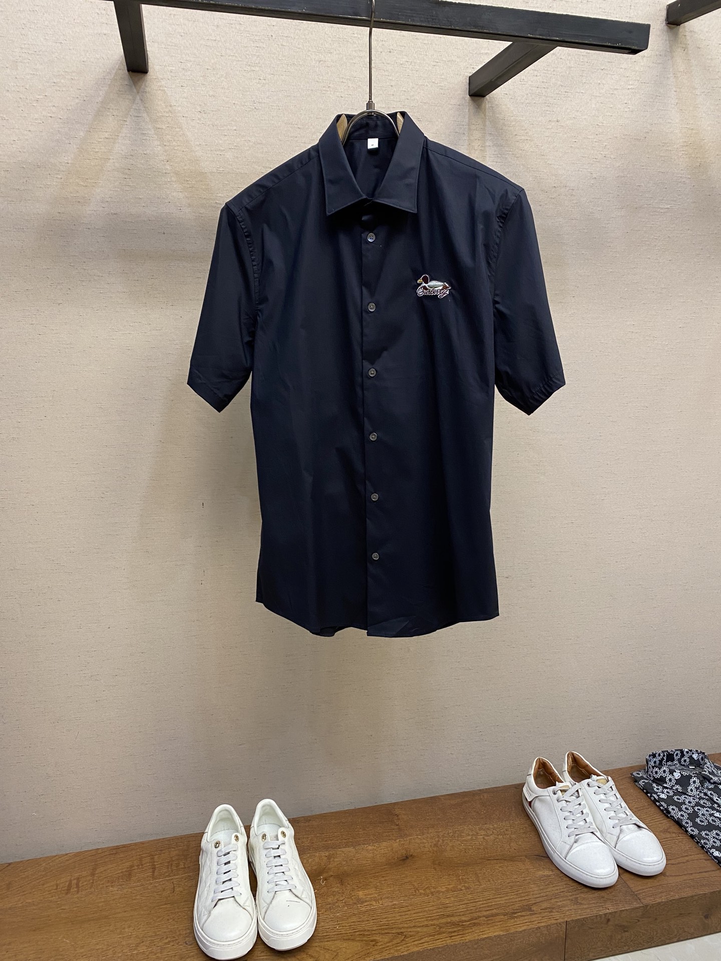 NO:160968,BBR and BUR clean color embroidery duck new products for men's high-end fashion high-soft cotton fabric logo embroidered men's small pointed collar business casual long-sleeved shirt. The design is in line with the aesthetic design of Bazil. The chest embroidery large logo is created. It has a very distinct recognition. It is a soul-style decoration, quite fashionable and full of British accent!  The details show the high-end and luxurious shell button embellishment, paired with a small lapel design, is age-reducing and fashionable, full of vitality and easily highlights the temperament. The upper body effect is capable and neat, and it has both styles. It is a shirt with versatility and practical wearability!  Fabric selection is high-end imported garment high-split cotton fabric, old-fashioned workshop garment process is fixed, weaving and dyeing, extremely luxurious and special materials, all of which are treated with superior craftsmanship, the fabric has extremely high gloss, the mesh structure is delicate and natural, and the comfort and breathability are perfect. The touch experience is self-evident, and the ultimate luxury enjoyment!  The details show the ingenious craftsmanship, the auxiliary materials are all supplied to customers, and the workmanship is extremely rigorous and sophisticated. The whole outline structure continues the basic form of B's ​​house, expressing the simple and atmospheric characteristics in place!  Size S-2xl S S shoulder width 46cm-bust 102cm-length 74cm-sleeve length 22cm M Shoulder width 47cm-bust 106cm-length 75cm-sleeve length 23cm L Shoulder width 48cm-bust 110cm-length 76cm-sleeve length 24cm XL Shoulder width 49cm-bust 114cm-length 77cm-sleeve length 25cm XXL Shoulder width 50cm-bust 118cm-length 78cm-sleeve length 26cm Size recommended (fitting style) Height 174-140 catties, try on size M!  A boy can choose M code within 140 catties, a L code for 140-155 catties, a XL code for 155-170 catties, and a XXL code for 170-188 catties!  All girls can choose S code!  ,burberry,shirts,alexander wang19860909BBR、BUR净色刺绣鸭子新品男士高端时装款高支棉面料Logo刺绣男士小尖领商务休闲长袖衬衫 设计符合巴*莉美学设计,胸前刺绣大Logo打造,辨识度非常鲜明,属于灵魂式的修饰,颇具时髦感,满满的英伦腔调！细节之处尽显高级奢侈感十足的贝壳扣点缀,搭配小翻领设计,减龄又时髦,充满活力且极易凸显出气质感,上身效果干练利落,型格兼具,百搭实穿性极好的一款衬衫！ 面料甄选高级进口成衣高支棉面料,老牌工坊成衣工序定织定染,极为奢华特殊的材质,面料属性皆为上乘工艺处理,面料光泽度极高,网眼结构细腻自然,舒适性与透气性完美兼备,触感体验不言而喻,奢华极致享受！细节之处尽显匠心工艺,辅料皆为客供,做工极为严谨考究,通体的轮廓构造延续了B家基础形态,将简约大气的特征表现到位！ 尺码S-2xl S码肩宽46cm-胸围102cm-衣长74cm-袖长22cm M码肩宽47cm-胸围106cm-衣长75cm-袖长23cm L码肩宽48cm-胸围110cm-衣长76cm-袖长24cm XL码肩宽49cm-胸围114cm-衣长77cm-袖长25cm XXL码肩宽50cm-胸围118cm-衣长78cm-袖长26cm 尺码推荐（合身版型） 身高174-140斤,试穿M码合适！ 男生体重140斤以内选择M码,140-155斤选择L码,155-170斤选择XL码,170-188斤选择XXL码！ 女生全部选择S码即可！,,burberry,shirts,alexander wang,Men's clothing