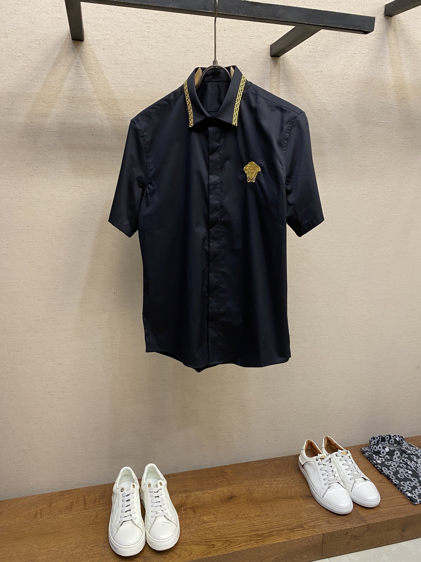 NO:162161,Versace, new style of Wawa business casual shirts Lutai Textile imported tribute satin fabric, satin pattern back treatment, silky and thick, fabric double strand yarn 120 pieces, 146 grams of heavy fabric, collar edge gold thread embroidery, left chest classic embroidery stamp matching, drop glue button... The rest are shell logos that are both pure business and not old-fashioned Size S-2xl s Shoulder width 45 bust 102 clothes length 73 sleeve length 22 m Shoulder width 46 bust 106 clothes length 74 sleeve length 23 l Shoulder width 47 bust 110 clothes length 75 sleeve length 24 xl Shoulder width 48 bust 114 clothes length 76 sleeve length 25 xxl Shoulder width 49 bust 118 clothes length 77 sleeve length 26, versace,shirts,alexander wang19860909Versace、新款瓦瓦商务休闲衬衫 鲁泰纺织进口的贡缎面料,缎纹后整处理,手感丝滑有厚度,面料双股纱线120支数,146克重面料,领边金线刺绣,左胸经典绣章搭配,滴胶纽扣... 其余都是贝壳Logo既纯商务又不老气 尺码S-2xl s 肩宽 45胸围 102衣长 73袖长22 m 肩宽 46胸围 106衣长 74袖长23 l 肩宽 47胸围 110衣长 75袖长24 xl 肩宽 48胸围 114衣长 76袖长25 xxl肩宽 49胸围 118衣长 77袖长26,,versace,shirts,alexander wang,Men's clothing