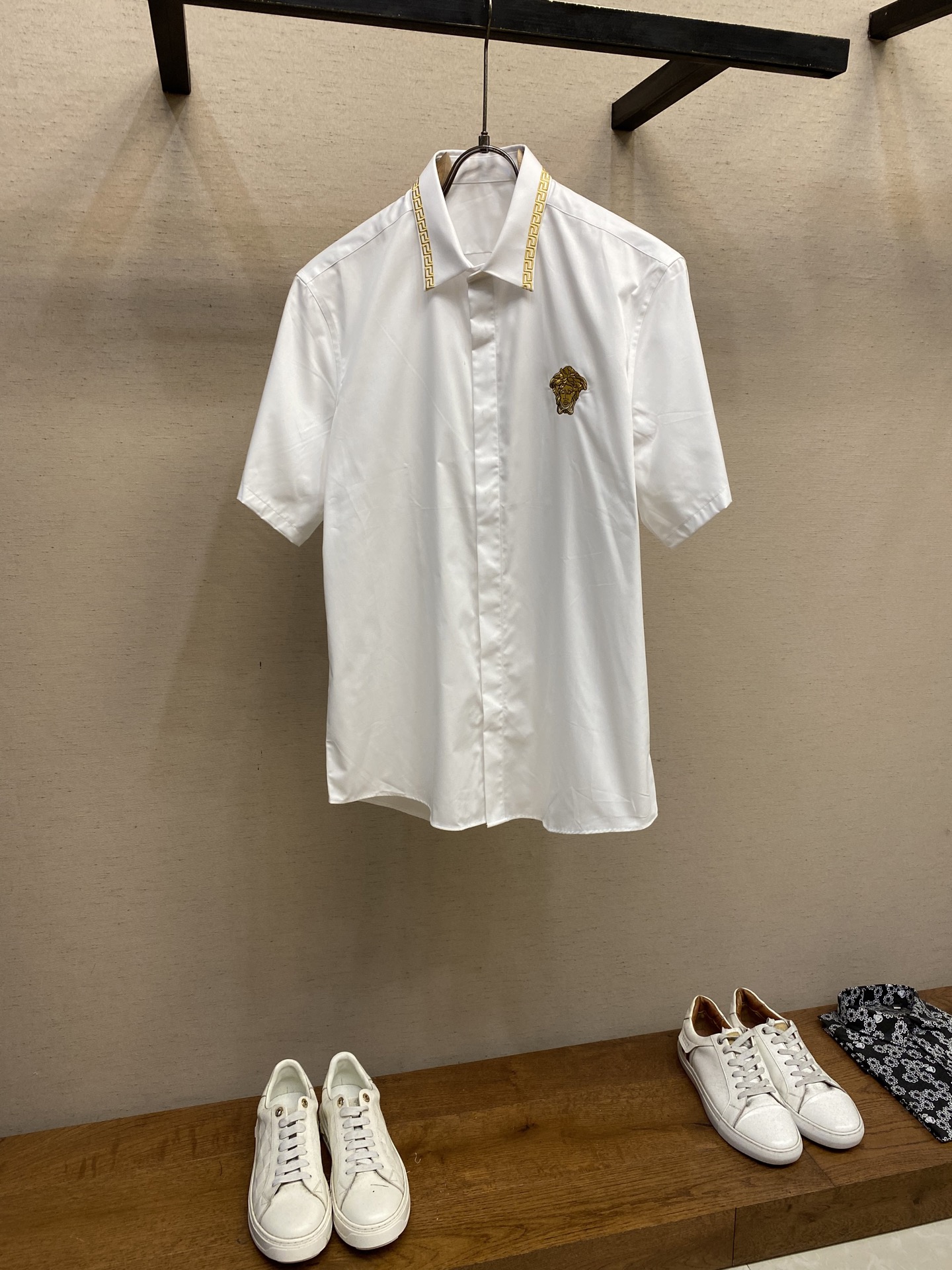 NO:160971,Versace, new style of Wawa business casual shirts Lutai Textile imported tribute satin fabric, satin pattern back treatment, silky and thick feel, fabric double strand yarn 120 pieces, 146 grams of heavy fabric, collar edge gold thread embroidery, left chest classic embroidery stamp matching, drop glue button... The rest are shell logos that are both pure business and not old-fashioned Size S-2xl s Shoulder width 45 bust 102 clothes length 73 sleeve length 22 m Shoulder width 46 bust 106 clothes length 74 sleeve length 23 l Shoulder width 47 bust 110 clothes length 75 sleeve length 24 xl Shoulder width 48 bust 114 clothes length 76 sleeve length 25 xxl Shoulder width 49 bust 118 clothes length 77 sleeve length 26, versace,shirts,alexander wang19860909Versace、新款瓦瓦商务休闲衬衫 鲁泰纺织进口的贡缎面料,缎纹后整处理,手感丝滑有厚度,面料双股纱线120支数,146克重面料,领边金线刺绣,左胸经典绣章搭配,滴胶纽扣... 其余都是贝壳Logo既纯商务又不老气 尺码S-2xl s 肩宽 45胸围 102衣长 73袖长22 m 肩宽 46胸围 106衣长 74袖长23 l 肩宽 47胸围 110衣长 75袖长24 xl 肩宽 48胸围 114衣长 76袖长25 xxl肩宽 49胸围 118衣长 77袖长26,,versace,shirts,alexander wang,Men's clothing