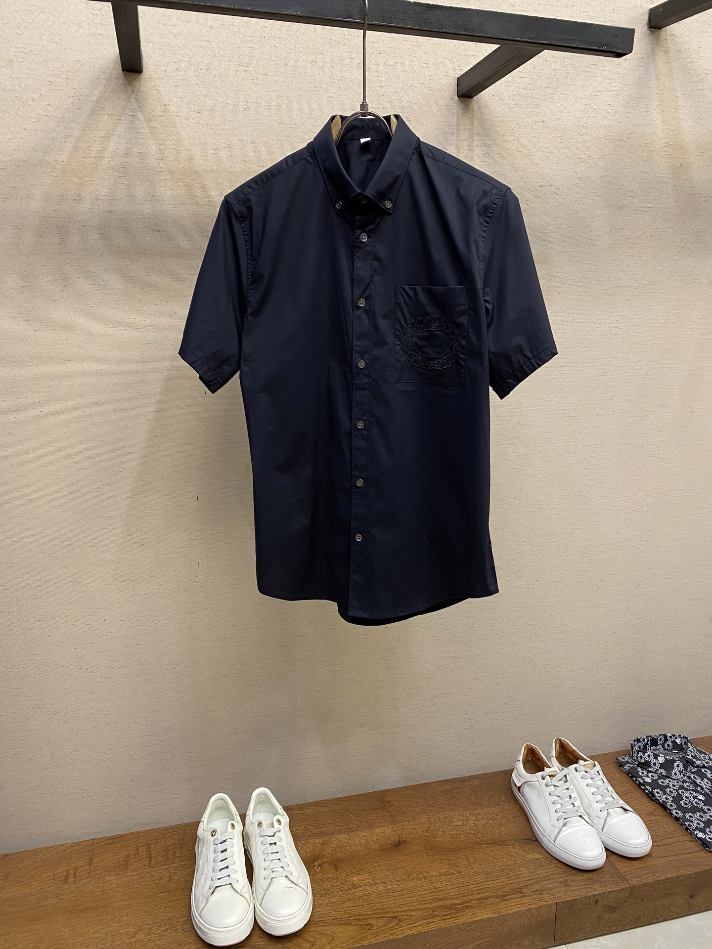 NO:162172,BBR and BUR Clean Color Family New Men's High-end Fashion High-Stack Cotton Fabric Horse Label Embroidery Men's Small Point Collar Business Casual Long Sleeve Shirt Design Comply with the aesthetic design of Ba*li, the horse Label Embroidery on the chest is created with a large logo with a distinct recognition, a soul-style modification, quite fashionable and full of British accent!  The details show the high-end and luxurious shell button embellishment, paired with a small lapel design, is age-reducing and fashionable, full of vitality and easily highlights the temperament. The upper body effect is capable and neat, and it has both styles. It is a shirt with versatility and practical wearability!  Fabric selection is high-end imported garment high-split cotton fabric, old-fashioned workshop garment process is fixed, weaving and dyeing, extremely luxurious and special materials, all of which are treated with superior craftsmanship, the fabric has extremely high gloss, the mesh structure is delicate and natural, and the comfort and breathability are perfect. The touch experience is self-evident, and the ultimate luxury enjoyment!  The details show the ingenious craftsmanship, the auxiliary materials are all supplied to customers, and the workmanship is extremely rigorous and sophisticated. The whole outline structure continues the basic form of B's ​​house, expressing the simple and atmospheric characteristics in place!  Size S-2xl S S shoulder width 44cm-bust 99cm-length 74cm-sleeve length 22cm M Shoulder width 45cm-bust 103cm-length 75cm-sleeve length 23cm L Shoulder width 46cm-bust 107cm-length 76cm-sleeve length 24cm CL Shoulder width 47cm-bust 111cm-length 77cm-sleeve length 25cm XXL Shoulder width 48cm-bust 115cm-length 78cm-sleeve length 26cm Size recommended (fitting style) Height 174-140 catties, try on size M!  A boy can choose M code within 140 catties, a L code for 140-155 catties, a XL code for 155-170 catties, and a XXL code for 170-188 catties!  All girls can choose 0 sizes!  ,burberry,christian louboutin,shirts,alexander wang19860909BBR、BUR净色世家新品男士高端时装款高支棉面料马标刺绣男士小尖领商务休闲长袖衬衫 设计符合巴*莉美学设计,胸前战马马标刺绣大Logo打造,辨识度非常鲜明,属于灵魂式的修饰,颇具时髦感,满满的英伦腔调！细节之处尽显高级奢侈感十足的贝壳扣点缀,搭配小翻领设计,减龄又时髦,充满活力且极易凸显出气质感,上身效果干练利落,型格兼具,百搭实穿性极好的一款衬衫！ 面料甄选高级进口成衣高支棉面料,老牌工坊成衣工序定织定染,极为奢华特殊的材质,面料属性皆为上乘工艺处理,面料光泽度极高,网眼结构细腻自然,舒适性与透气性完美兼备,触感体验不言而喻,奢华极致享受！细节之处尽显匠心工艺,辅料皆为客供,做工极为严谨考究,通体的轮廓构造延续了B家基础形态,将简约大气的特征表现到位！ 尺码S-2xl S码肩宽44cm-胸围99cm-衣长74cm-袖长22cm M码肩宽45cm-胸围103cm-衣长75cm-袖长23cm L码肩宽46cm-胸围107cm-衣长76cm-袖长24cm CL码肩宽47cm-胸围111cm-衣长77cm-袖长25cm XXL码肩宽48cm-胸围115cm-衣长78cm-袖长26cm 尺码推荐（合身版型） 身高174-140斤,试穿M码合适！ 男生体重140斤以内选择M码,140-155斤选择L码,155-170斤选择XL码,170-188斤选择XXL码！ 女生全部选择0码即可！,,burberry,christian louboutin,shirts,alexander wang,Men's clothing