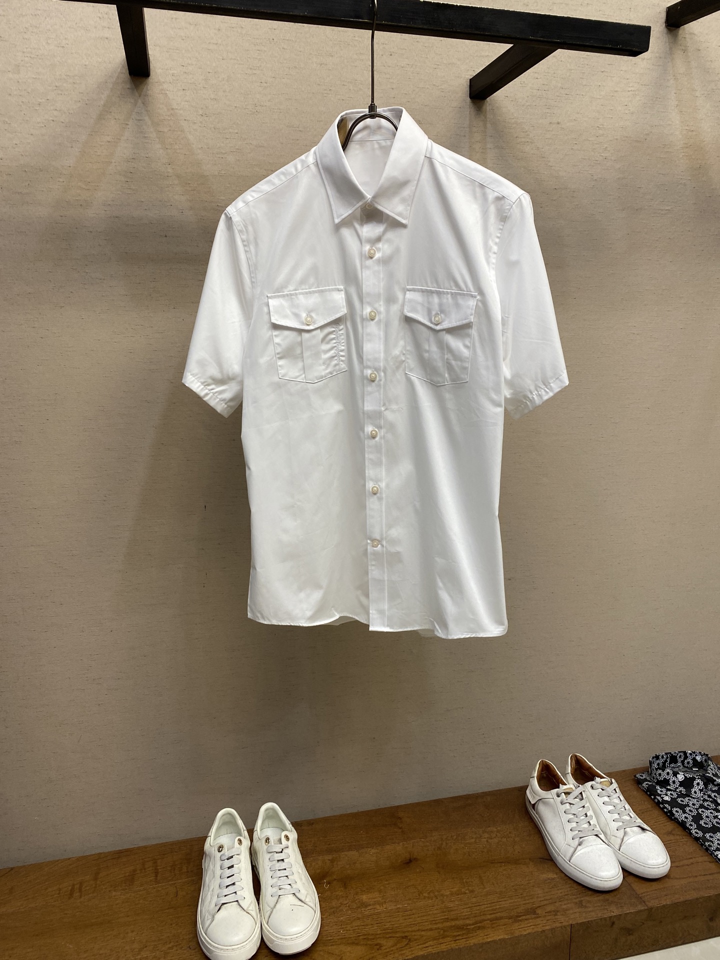 NO:162175,Ferragam new Fira business casual shirt Lutai Textile imported tribute satin fabric, satin pattern back treatment, silky and thick, fabric double strand yarn 120 pieces, 146 grams weight. Guss thread three-dimensional wool embroidery, double pocket logo embroidery, classic webbing, dripping buttons... The rest are shell logos that are both pure business and not old-fashioned Size S-2xl s Shoulder width 46 bust 102 clothes length 76 sleeve length 22 m Shoulder width 47 bust 106 clothes length 77 sleeve length 23 l Shoulder width 48 bust 110 clothes length 78 sleeve length 24 xl Shoulder width 49 bust 114 clothes length 79 sleeve length 25 xxl Shoulder width 50 bust 118 clothes length  80 sleeves 26, ferragamo,shirts,alexander wang19860909Ferragam新款菲拉商务休闲衬衫 鲁泰纺织进口的贡缎面料,缎纹后整处理,手感丝滑有厚度,面料双股纱线120支数,146克重.高士线立体羊毛绣花,双口袋Logo 刺绣,外幅经典织带搭配,滴胶纽扣... 其余都是贝壳Logo既纯商务又不老气 尺码S-2xl s 肩宽 46胸围 102衣长 76袖长22 m 肩宽 47胸围 106衣长 77袖长23 l肩宽 48胸围 110衣长 78袖长24 xl 肩宽 49胸围 114衣长 79袖长25 xxl肩宽 50胸围 118衣长 80袖长26,,ferragamo,shirts,alexander wang,Men's clothing