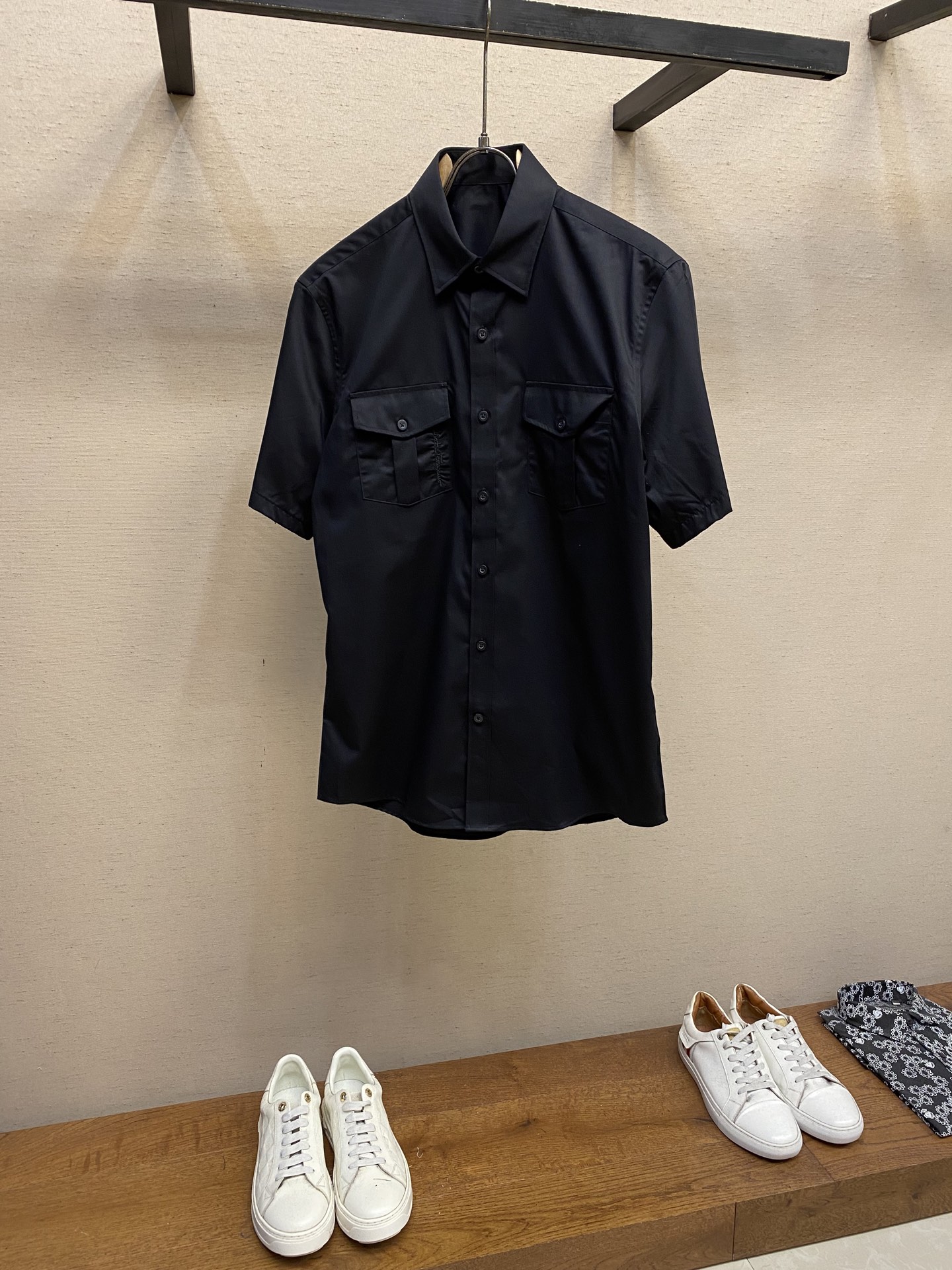 NO:160980,Ferragam new Fira business casual shirt Lutai Textile imported tribute satin fabric, satin pattern back treatment, silky and thick, fabric double strand yarn 120 pieces, 146 grams weight. Guss thread three-dimensional wool embroidery, double pocket logo embroidery, classic webbing, dripping buttons... The rest are shell logos that are both pure business and not old-fashioned Size S-2xl s Shoulder width 46 bust 102 clothes length 76 sleeve length 22 m Shoulder width 47 bust 106 clothes length 77 sleeve length 23 l Shoulder width 48 bust 110 clothes length 78 sleeve length 24 xl Shoulder width 49 bust 114 clothes length 79 sleeve length 25 xxl Shoulder width 50 bust 118 clothes length  80 sleeves 26, ferragamo,shirts,alexander wang19860909Ferragam新款菲拉商务休闲衬衫 鲁泰纺织进口的贡缎面料,缎纹后整处理,手感丝滑有厚度,面料双股纱线120支数,146克重.高士线立体羊毛绣花,双口袋Logo 刺绣,外幅经典织带搭配,滴胶纽扣... 其余都是贝壳Logo既纯商务又不老气 尺码S-2xl s 肩宽 46胸围 102衣长 76袖长22 m 肩宽 47胸围 106衣长 77袖长23 l肩宽 48胸围 110衣长 78袖长24 xl 肩宽 49胸围 114衣长 79袖长25 xxl肩宽 50胸围 118衣长 80袖长26,,ferragamo,shirts,alexander wang,Men's clothing