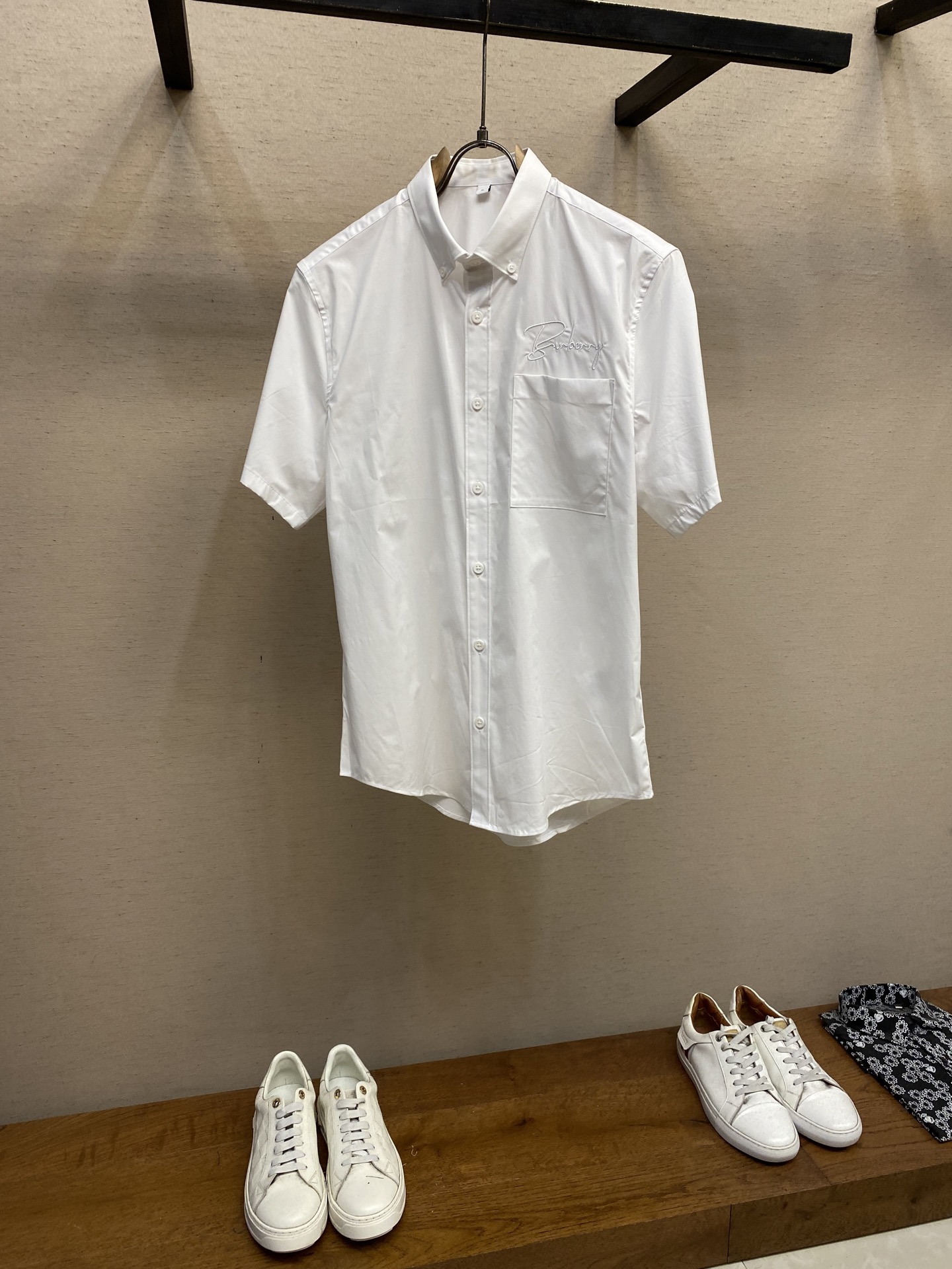 NO:162177,BBR and BUR Jingsejia's new high-end fashion high-soft cotton fabric logo embroidered men's small pointed collar business casual long-sleeved shirt. The design conforms to the aesthetic design of Bazil. The chest embroidered large logo is created. It has a very distinct recognition. It is a soul-style decoration, quite fashionable and full of British accent!  The details show the high-end and luxurious shell button embellishment, paired with a small lapel design, is age-reducing and fashionable, full of vitality and easily highlights the temperament. The upper body effect is capable and neat, and it has both styles. It is a shirt with versatility and practical wearability!  Fabric selection is high-end imported garment high-split cotton fabric, old-fashioned workshop garment process is fixed, weaving and dyeing, extremely luxurious and special materials, all of which are treated with superior craftsmanship, the fabric has extremely high gloss, the mesh structure is delicate and natural, and the comfort and breathability are perfect. The touch experience is self-evident, and the ultimate luxury enjoyment!  The details show the ingenious craftsmanship, the auxiliary materials are all supplied to customers, and the workmanship is extremely rigorous and sophisticated. The whole outline structure continues the basic form of B's ​​house, expressing the simple and atmospheric characteristics in place!  Size S-2xl S S shoulder width 44cm-bust 99cm-length 74cm-sleeve length 22cm M Shoulder width 45cm-bust 103cm-length 75cm-sleeve length 23cm L Shoulder width 46cm-bust 107cm-length 76cm-sleeve length 24cm CL Shoulder width 47cm-bust 111cm-length 77cm-sleeve length 25cm XXL Shoulder width 48cm-bust 115cm-length 78cm-sleeve length 26cm Size recommended (fitting style) Height 174-140 catties, try on size M!  A boy can choose M code within 140 catties, a L code for 140-155 catties, a XL code for 155-170 catties, and a XXL code for 170-188 catties!  All girls can choose S code!  ,burberry,christian louboutin,shirts,alexander wang19860909BBR、BUR净色世家新品男士高端时装款高支棉面料Logo刺绣男士小尖领商务休闲长袖衬衫 设计符合巴*莉美学设计,胸前刺绣大Logo打造,辨识度非常鲜明,属于灵魂式的修饰,颇具时髦感,满满的英伦腔调！细节之处尽显高级奢侈感十足的贝壳扣点缀,搭配小翻领设计,减龄又时髦,充满活力且极易凸显出气质感,上身效果干练利落,型格兼具,百搭实穿性极好的一款衬衫！ 面料甄选高级进口成衣高支棉面料,老牌工坊成衣工序定织定染,极为奢华特殊的材质,面料属性皆为上乘工艺处理,面料光泽度极高,网眼结构细腻自然,舒适性与透气性完美兼备,触感体验不言而喻,奢华极致享受！细节之处尽显匠心工艺,辅料皆为客供,做工极为严谨考究,通体的轮廓构造延续了B家基础形态,将简约大气的特征表现到位！ 尺码S-2xl S码肩宽44cm-胸围99cm-衣长74cm-袖长22cm M码肩宽45cm-胸围103cm-衣长75cm-袖长23cm L码肩宽46cm-胸围107cm-衣长76cm-袖长24cm CL码肩宽47cm-胸围111cm-衣长77cm-袖长25cm XXL码肩宽48cm-胸围115cm-衣长78cm-袖长26cm 尺码推荐（合身版型） 身高174-140斤,试穿M码合适！ 男生体重140斤以内选择M码,140-155斤选择L码,155-170斤选择XL码,170-188斤选择XXL码！ 女生全部选择S码即可！,,burberry,christian louboutin,shirts,alexander wang,Men's clothing