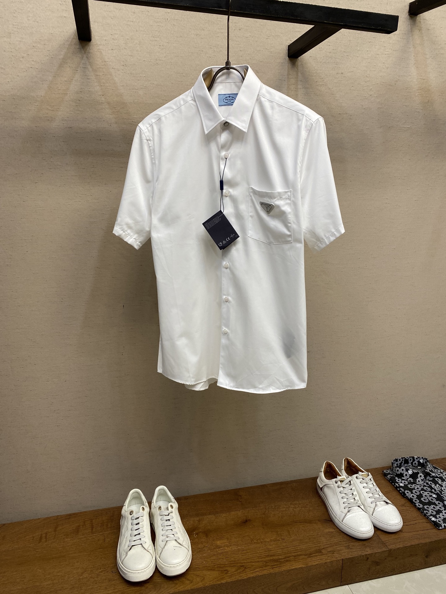 NO:162163,Prada and Pujia new men's shirts are very low-key style designs, but when others peek at your taste, they can make him stunned. Let me introduce this shirt item to you, very eye-catching chest patchwork design and logo hardware, inlaid shell buckle embellishment, high-end classic slim fit style and cutting design, craftsmanship, the upper body is a very authentic British gentleman style, and the classic red marking on the chest!  A top-notch and high-end shirt is always a scarce product for men and a very investment-oriented item. The fabric and accessories of this shirt are all provided by foreign merchants. It is a heavy-duty long-length cotton imported from Turkey, with double-strand 120 high-strand yarn. The fabric is made of beautiful jacquard technology, unique. The texture and comfort of the fabric reach the pinnacle, excellent skin-friendliness and breathability, and the fabric texture exudes a luxurious feeling!  It is also very outstanding in terms of details. It is closely matched with fine lines and is participated by exquisite handwork. It has first-class tailoring. It has exclusive and sophisticated cutting technology, which is in line with rigorous ergonomic design. It has a classic Italian collar. It gathers the traditional craft symbols of Zenia and gives the new season of fashion aesthetic value. It is both solemn and harmonious style. It is very mature, restrained and steady color matching, and has a sense of high-end feeling!  Invincible versatile, with extensive compatibility, the first choice for urban elite men!  The unique shell buckle inlay technology closes your eyes!  Size S-2xl s Shoulder width 44 bust 105 clothes length 73 sleeve length 22 m Shoulder width 45 bust 109 clothes length 74 sleeve length 23 l Shoulder width 46 bust 113 clothes length 75 sleeve length 24 xl Shoulder width 47 bust 117 clothes length 76 sleeve length 25 xxl Shoulder width 48 bust 121 clothes length 77 sleeve length 26,,prada,zegna,prada,shirts,alexander wang19860909Prada、普家新款男士衬衫 十分低调的款式风格设计,但是当别人窥探你品味之时,却能让他为之一怔,让我为大家介绍下此款衬衫单品,非常亮眼的胸口拼布设计以及标志五金,镶嵌贝壳扣点缀,高端的经典修身的版型裁剪设计,工艺,上身就是非常地道的英伦绅士风范 胸口经典红色标条标识！ 一款上等且高级的衬衫,对于男人来说永远是稀缺品,亦是非常具有投资意义的单品,该款衬衫面料和辅料皆为外商客供,重磅土耳其进口长绒棉,双股120高支纱线,面料有由绝美的提花工艺定织而成,独一无二,面料质感与舒适度达到登峰造极,亲肤性与透气性绝佳,面料肌理透着奢华感！ 在细节方面亦是非常出彩,走线严丝合缝,逢扣由精湛的手工参与,剪裁一流,拥有独家精良的裁剪技术,符合严谨的人体工程学设计,经典意式领,聚集了杰尼亚传统工艺符号,并赋予了新一季时装美学价值,亦庄亦谐的风格,非常轻熟内敛稳重的配色,高级感十足！无敌的百搭,兼容性广泛,都市精英男士首选！ 独特的贝壳扣镶嵌工艺闭眼入！ 尺码S-2xl s 肩宽 44胸围 105衣长 73袖长22 m 肩宽 45胸围 109衣长 74袖长23 l肩宽 46胸围 113衣长 75袖长24 xl 肩宽 47胸围 117衣长 76袖长25 xxl肩宽 48胸围 121衣长 77袖长26,,prada,zegna,prada,shirts,alexander wang,Men's clothing