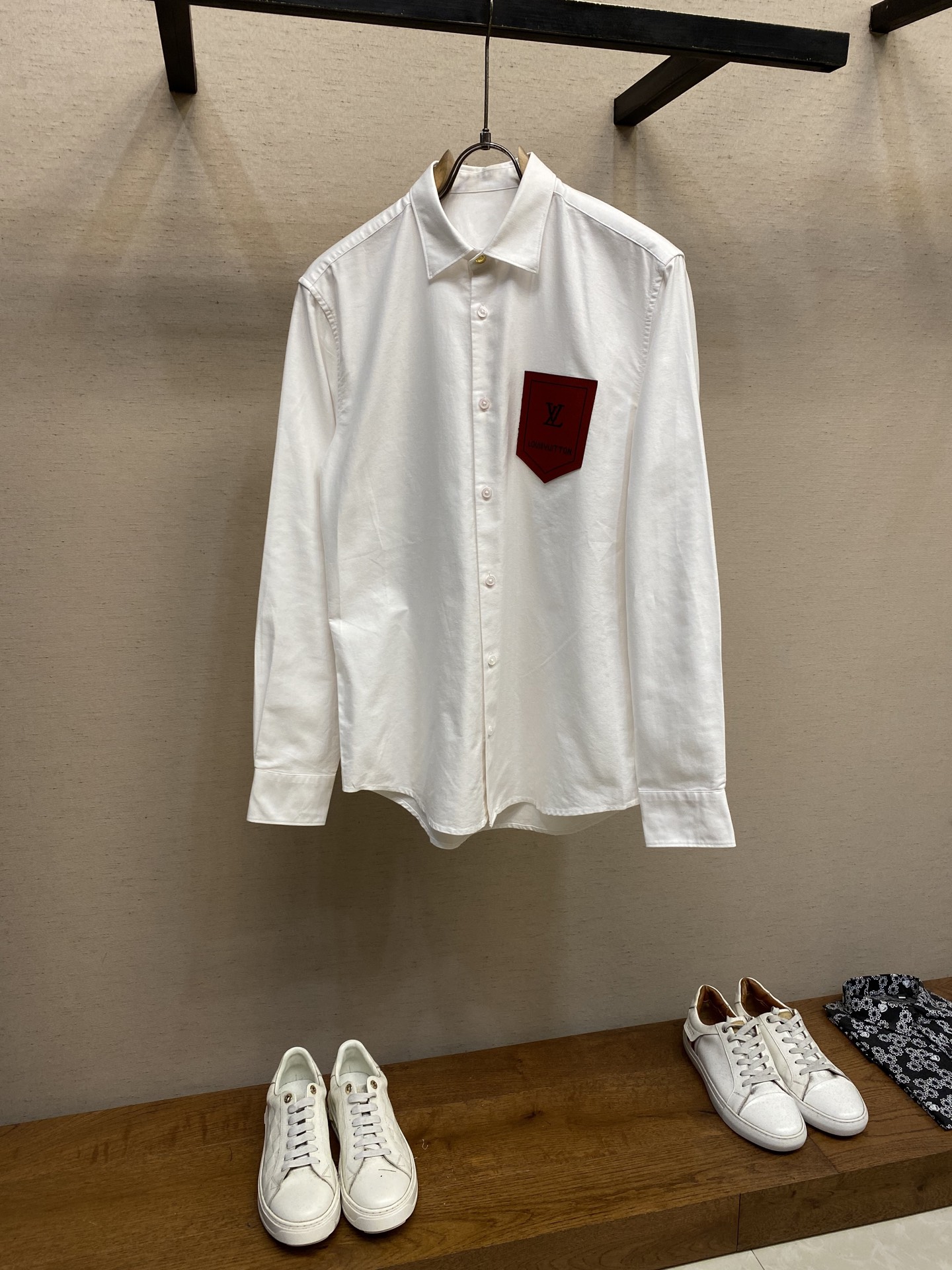 NO:162164,1V, donkey brand same business and casual Oxford cotton long-sleeved shirt, trading company channel goods, pure blood, new spring and summer products, high-end Italian original production, classic evergreen ace product!  A shirt that is very consistent with the aesthetic tone of the donkey family. The styling design perfectly follows the essence of the donkey family. The closed pocket design of the color matching woven uses classic retro and luxurious contrasting splicing elements, with a rich British style. The gold-plated buttons on the neckline/cuffs are quite recognizable and represent their identity!  The imported Egyptian pure cotton fabrics are made of high-quality cotton raw materials with excellent lighting. They are made of English century-old workshops. After the heavy enzyme washing process, the texture becomes softer, full of affinity, both comfort and breathability, extremely delicate touch, and excellent skin-friendly!  The details are exquisite and sophisticated, with strict stitching, first-class tailoring, and every inch is just right. The lines are smooth and clean, and the invincible versatile type is both solemn and harmonious. It is both business and leisure, and can run through multiple seasons. It is very compatible with the bottoms. It is a basic item that is essential for men's wardrobe!  Size S-2xl S S S S width 44 bust 102 sleeves 62 length 75 M S S shoulder width 45 bust 106 sleeves 63 length 76 L S shoulder width 46 bust 110 sleeves 64 length 77 XL S shoulder width 47 bust 114 sleeves 65 length 78 XXL S shoulder width 48 bust 118 sleeves 66 length 79 black and white.,,louis vuitton,louis vuitton,shirts,gold plating,alexander wang198609091V、驴牌男女同款商务休闲牛津纺纯棉长袖衬衫,贸易公司渠道货,纯正血统,春夏新品,高端意大利原厂出品,经典常青王牌产物！ 极符合驴家族美学基调的一款衬衫,造型设计完美沿袭了驴家的精髓,配色织封闭式的口袋设计运用了经典复古 奢华撞色拼接元素,具有浓郁的英伦风格,领口／袖口镀金纽扣颇具辨识度且标榜了身份！ 客供进口的埃及纯棉面料,选用光照极好的上等棉花原料,经过英格兰百年工坊定织定染而成,继重磅酵素洗工艺后,肌理变的更为柔软,亲和力十足,舒适性与透气性兼备,触感极为细腻,亲肤性绝佳！ 细节工艺精致考究,严丝合缝,剪裁一流,每一寸都拿捏的恰到好处,线条感流畅干净,无敌的百搭类型,亦庄亦谐,商务与休闲兼备,可以贯穿多个季节,与下装兼容空间极高,男人衣橱必备的基础单品！ 尺码S-2xl S码肩宽44胸围102袖长62衣长75 M码肩宽45胸围106袖长63衣长76 L码肩宽46胸围110袖长64衣长77 XL码肩宽47胸围114袖长65衣长78 XXL码肩宽48胸围118袖长66衣长79 黑色和白色.,,louis vuitton,louis vuitton,shirts,gold plating,alexander wang,Men's clothing