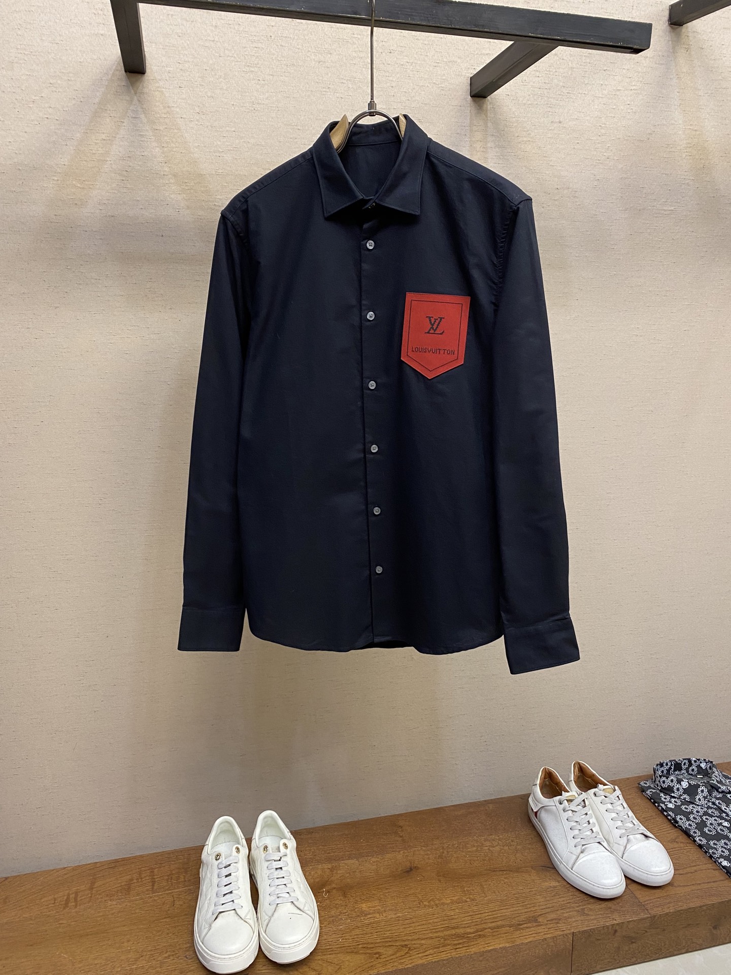 NO:160973,1V, donkey brand same business and casual Oxford cotton long-sleeved shirt, trading company channel goods, pure blood, new spring and summer products, high-end Italian original production, classic evergreen ace product!  A shirt that is very consistent with the aesthetic tone of the donkey family. The styling design perfectly follows the essence of the donkey family. The closed pocket design of the color matching woven uses classic retro and luxurious contrasting splicing elements, with a rich British style. The gold-plated buttons on the neckline/cuffs are quite recognizable and represent their identity!  The imported Egyptian pure cotton fabrics are made of high-quality cotton raw materials with excellent lighting. They are made of English century-old workshops. After the heavy enzyme washing process, the texture becomes softer, full of affinity, both comfort and breathability, extremely delicate touch, and excellent skin-friendly!  The details are exquisite and sophisticated, with strict stitching, first-class tailoring, and every inch is just right. The lines are smooth and clean, and the invincible versatile type is both solemn and harmonious. It is both business and leisure, and can run through multiple seasons. It is very compatible with the bottoms. It is a basic item that is essential for men's wardrobe!  Size S-2xl S S S S width 44 bust 102 sleeves 62 length 75 M S S shoulder width 45 bust 106 sleeves 63 length 76 L S shoulder width 46 bust 110 sleeves 64 length 77 XL S shoulder width 47 bust 114 sleeves 65 length 78 XXL S shoulder width 48 bust 118 sleeves 66 length 79 black and white.,,louis vuitton,louis vuitton,shirts,gold plating,alexander wang198609091V、驴牌男女同款商务休闲牛津纺纯棉长袖衬衫,贸易公司渠道货,纯正血统,春夏新品,高端意大利原厂出品,经典常青王牌产物！ 极符合驴家族美学基调的一款衬衫,造型设计完美沿袭了驴家的精髓,配色织封闭式的口袋设计运用了经典复古 奢华撞色拼接元素,具有浓郁的英伦风格,领口／袖口镀金纽扣颇具辨识度且标榜了身份！ 客供进口的埃及纯棉面料,选用光照极好的上等棉花原料,经过英格兰百年工坊定织定染而成,继重磅酵素洗工艺后,肌理变的更为柔软,亲和力十足,舒适性与透气性兼备,触感极为细腻,亲肤性绝佳！ 细节工艺精致考究,严丝合缝,剪裁一流,每一寸都拿捏的恰到好处,线条感流畅干净,无敌的百搭类型,亦庄亦谐,商务与休闲兼备,可以贯穿多个季节,与下装兼容空间极高,男人衣橱必备的基础单品！ 尺码S-2xl S码肩宽44胸围102袖长62衣长75 M码肩宽45胸围106袖长63衣长76 L码肩宽46胸围110袖长64衣长77 XL码肩宽47胸围114袖长65衣长78 XXL码肩宽48胸围118袖长66衣长79 黑色和白色.,,louis vuitton,louis vuitton,shirts,gold plating,alexander wang,Men's clothing