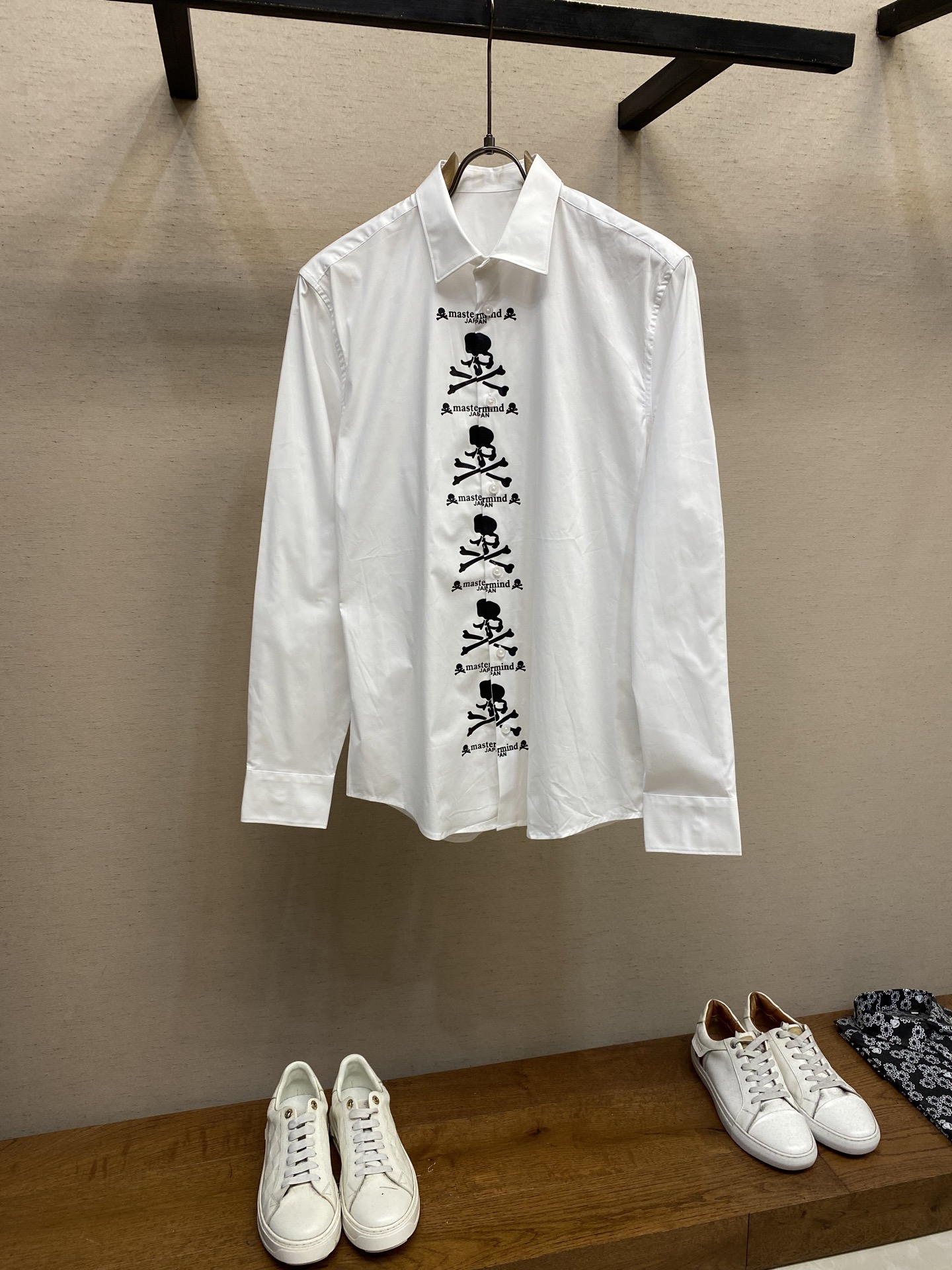 NO:162166,MMJ, it is no longer exclusive to darkness... it is also a representative of high-end and luxuriousness!  !  This is a Lutai 120 pure cotton shirt with men and women, cutting into the style of high street!  Business and leisure design!  The embodiment of the four-dimensional space printing technology is integrated with the front letter banner 