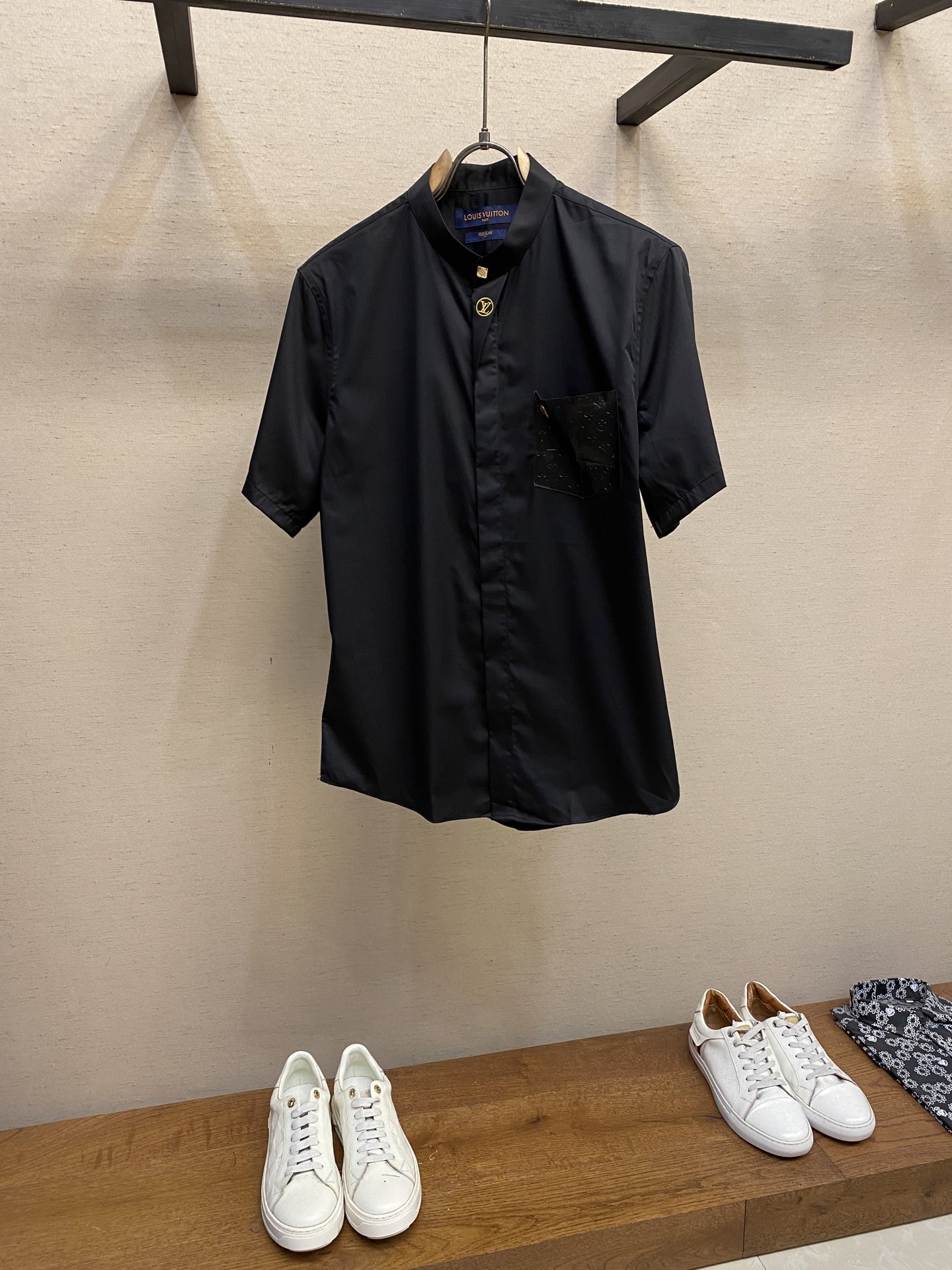 NO:162169,1V, Donkey furniture private customized stand-up collar shirt!  Not publicly sold series!  Exclusive first launch in the market!  The fine cotton and silk blend fabric reveals a noble temperament in both the light and the dress!  The unique custom embroidered stand collar is more noble!  Whether worn outside, it is comfortable and soft, and it is not without a noble style!  Size S-2xl sizes～xxl (172/140 catties m slim fit without belly) s Shoulder width 46 bust 102 length 76 sleeve length 22 m Shoulder width 47 bust 106 length 77.5 sleeve length 23 l Shoulder width 48 bust 110 length 79 sleeve length 24 xl Shoulder width 49 bust 114 length 80.5 sleeve length 25 xxl Shoulder width 50 bust 118 length 82 sleeve length 26 size recommended (slightly loose style) Height 174-140 catties, try on size M!  A boy can choose S code within 135 catties, a M code for 135-150 catties, a L code for 150-165 catties, a XL code for 165-180 catties, and a XXL code for 180-198 catties!  ,,louis vuitton,louis vuitton,shirts,real silk,alexander wang198609091V、驴家私人定制款立领衬衫！未对外公开发售系列！市场独家首发！精棉加真丝混纺面料,无论从亮光还是着装都透露着高贵的气质！独特定制绣花立领暗色菱格更加高贵！无论外穿都是既舒适柔软,又不失高贵风范！ 尺码S-2xl sizes～xxl（172/140斤m修身 没肚腩） s 肩宽 46胸围 102衣长 76袖长22 m 肩宽 47胸围 106衣长 77.5袖长23 l肩宽 48胸围 110衣长 79袖长24 xl 肩宽 49胸围 114衣长 80.5袖长25 xxl肩宽 50胸围 118衣长 82袖长26 尺码推荐（略宽松版型） 身高174-140斤,试穿M码合适！ 男生体重135斤以内选择S码,135-150斤选择M码,150-165斤选择L码,165-180斤选择XL码,180-198斤选择XXL码！,,louis vuitton,louis vuitton,shirts,real silk,alexander wang,Men's clothing