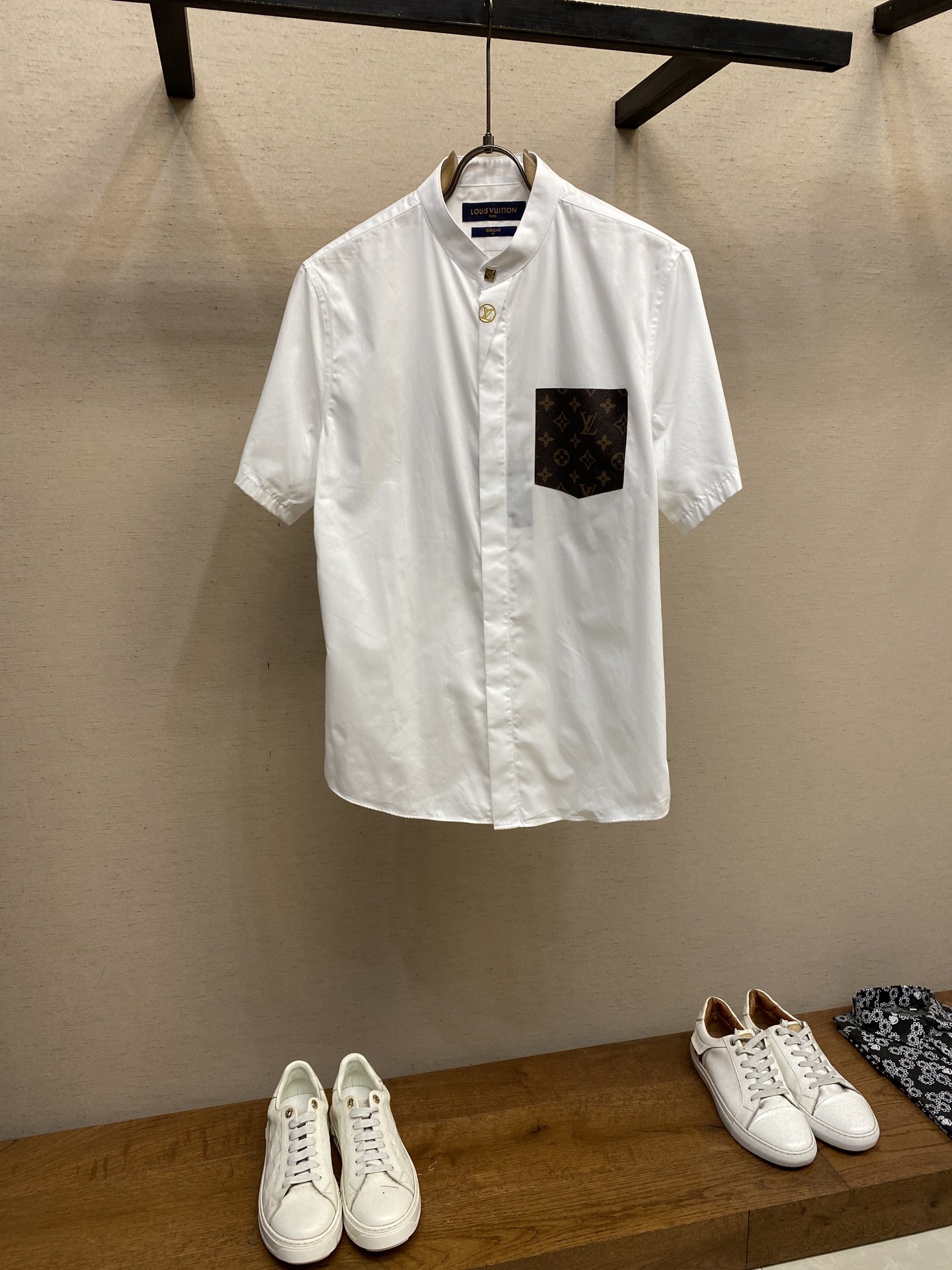 NO:160978,1V, Donkey furniture private customized stand-up collar shirt!  Not publicly sold series!  Exclusive first launch in the market!  The fine cotton and silk blend fabric reveals a noble temperament in both the light and the dress!  The unique custom embroidered stand collar is more noble!  Whether worn outside, it is comfortable and soft, and it is not without a noble style!  Size S-2xl sizes～xxl (172/140 catties m slim fit without belly) s Shoulder width 46 bust 102 length 76 sleeve length 22 m Shoulder width 47 bust 106 length 77.5 sleeve length 23 l Shoulder width 48 bust 110 length 79 sleeve length 24 xl Shoulder width 49 bust 114 length 80.5 sleeve length 25 xxl Shoulder width 50 bust 118 length 82 sleeve length 26 size recommended (slightly loose style) Height 174-140 catties, try on size M!  A boy can choose S code within 135 catties, a M code for 135-150 catties, a L code for 150-165 catties, a XL code for 165-180 catties, and a XXL code for 180-198 catties!  ,,louis vuitton,louis vuitton,shirts,real silk,alexander wang198609091V、驴家私人定制款立领衬衫！未对外公开发售系列！市场独家首发！精棉加真丝混纺面料,无论从亮光还是着装都透露着高贵的气质！独特定制绣花立领暗色菱格更加高贵！无论外穿都是既舒适柔软,又不失高贵风范！ 尺码S-2xl sizes～xxl（172/140斤m修身 没肚腩） s 肩宽 46胸围 102衣长 76袖长22 m 肩宽 47胸围 106衣长 77.5袖长23 l肩宽 48胸围 110衣长 79袖长24 xl 肩宽 49胸围 114衣长 80.5袖长25 xxl肩宽 50胸围 118衣长 82袖长26 尺码推荐（略宽松版型） 身高174-140斤,试穿M码合适！ 男生体重135斤以内选择S码,135-150斤选择M码,150-165斤选择L码,165-180斤选择XL码,180-198斤选择XXL码！,,louis vuitton,louis vuitton,shirts,real silk,alexander wang,Men's clothing