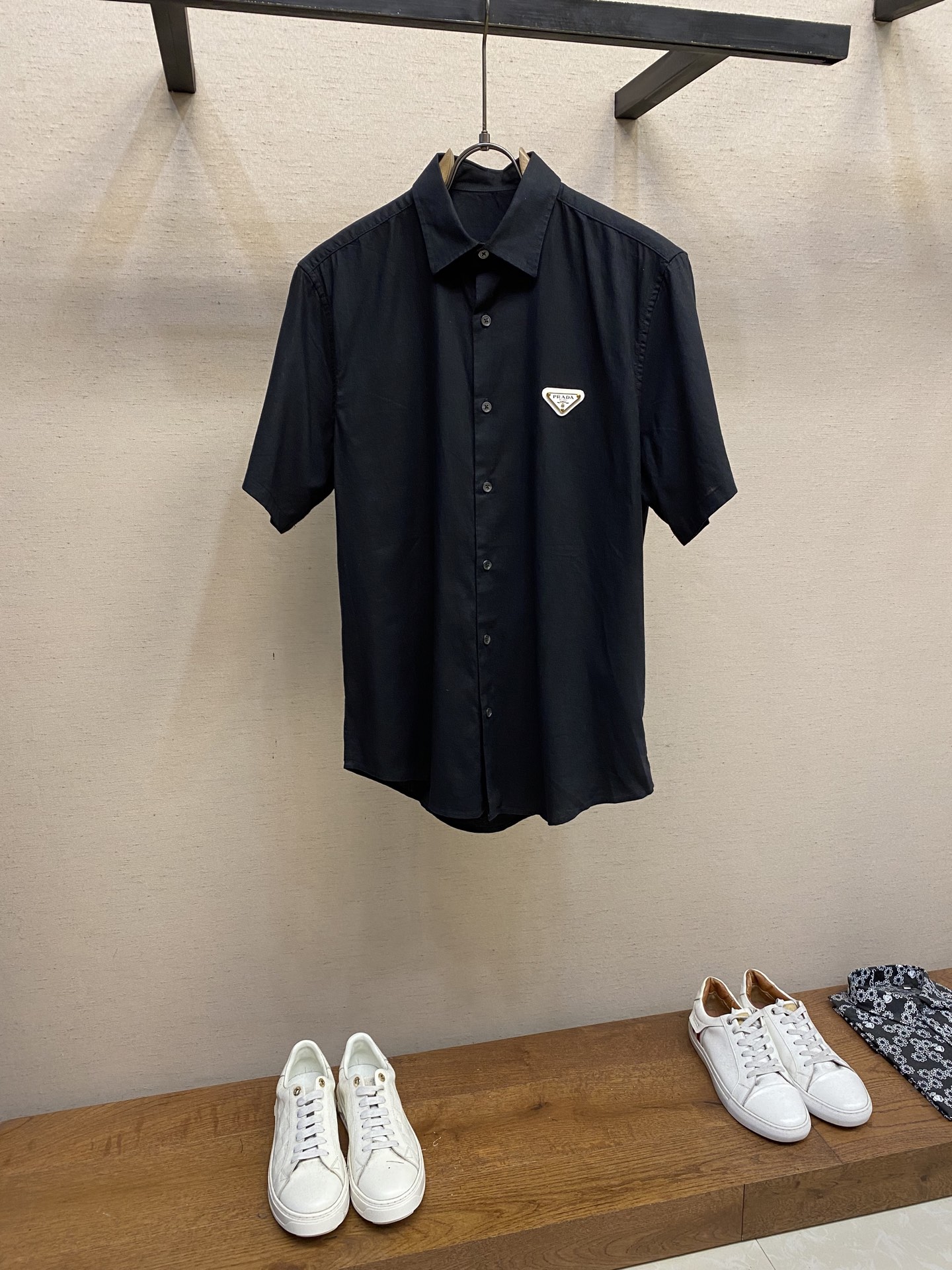 NO:162189,Prada and Prada new special woven triangular shirt, men's fashionable and casual long-sleeved shirt!  Trading companies have sparse channels and are on sale on the leading official website!  The classic casual shirt is paired with a unique square collar design, a simple, clean, classic and fashionable style design, which is a versatile style that can be switched at will. The fabric feels soft and delicate, and is extremely moisture-absorbing and breathable. It is comfortable to wear close to the body and skin-friendly. You can wear it alone or as a coat to wear it. Its versatile performance is beyond your imagination!  The process is complex and time-consuming, and the quality is perfect!  Loose cutout, unique Windsor collar and curved hem design, the upper body of the ready-to-wear is simple and fashionable without losing its elegant feeling!  Size S-2xl S S S Shoulder width 45 Bust 102 Sleeve length 22 Clothes 73 M Sleeve width 46 Bust 106 Sleeve length 23 Clothes 74 L Sleeve width 47 Bust 110 Sleeve length 24 Clothes 75 xl Sleeve width 48 Bust 114 Sleeve length 25 Clothes 76 XXL Sleeve width 49 Bust 118 Sleeve length 26 Clothes 77,,prada,prada,jackets & coats,shirts,alexander wang19860909Prada、普拉大新款特织麻料三角标衬衣,男款时尚休闲长袖衬衫！贸易公司渠道稀出,领先官网发售！经典休闲衬衫搭配独特的方领设计,简洁干净、经典时髦的版型设计,属于可随意切换风格的百搭款式,面料手感软糯细腻,极具吸湿透气性,贴身着穿亲肤舒适,即可单穿内搭、也可用来作为外套着穿搭配,其百搭性能超乎你的想象！工艺复杂耗时品相完美极致！宽松的版型裁剪,独特的温莎领与弧形下摆设计,成衣上身简约时髦又不失优雅感！ 尺码S-2xl S码 肩宽45 胸围102 袖长22衣长73 M码肩宽46胸围106袖长23衣长74 L码肩宽47胸围110袖长24衣长75 xl码肩宽48胸围114袖长25衣长76 XXL码肩宽49胸围118袖长26衣长77,,prada,prada,jackets & coats,shirts,alexander wang,Men's clothing