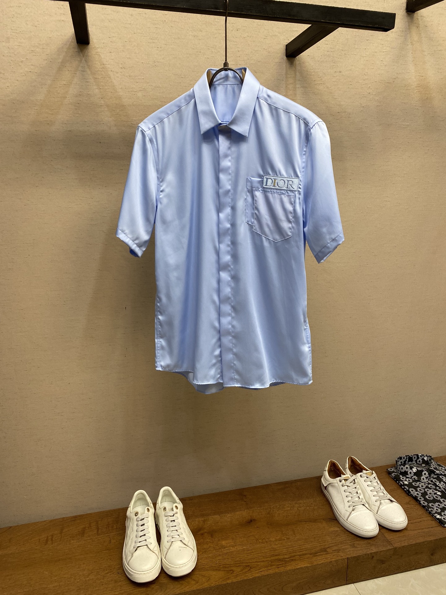 NO:162165,Dior, short-sleeved shirt, exclusive first release in the market!  My new fine cotton and silk blend fabric reveals noble temperament in both the light and the dress!  The unique custom embroidered stand collar is more noble!  Whether worn outside, it is comfortable and soft, and it is not without a noble style!  Size S-2xl s Shoulder width 46 bust 102 length 76 sleeve length 22 m Shoulder width 47 bust 106 length 77.5 sleeve length 23 l Shoulder width 48 bust 110 length 79 sleeve length 24 xl Shoulder width 49 bust 114 length 80.5 sleeve length 25 xxl Shoulder width 50 bust 118 length 82 sleeve length 26 size recommended (slightly loose style) Height 174-140 catties, try on size M!  A boy can choose S code within 135 catties, a M code for 135-150 catties, a L code for 150-165 catties, a XL code for 165-180 catties, and a XXL code for 180-198 catties!  ,dior,shirts,T-shirt,real silk,alexander wang19860909Dior,短袖衬衫,市场独家首发！弟噢新款精棉加真丝混纺面料,无论从亮光还是着装都透露着高贵的气质！独特定制绣花立领暗色菱格更加高贵！无论外穿都是既舒适柔软,又不失高贵风范！ 尺码S-2xl s 肩宽 46胸围 102衣长 76袖长22 m 肩宽 47胸围 106衣长 77.5袖长23 l肩宽 48胸围 110衣长 79袖长24 xl 肩宽 49胸围 114衣长 80.5袖长25 xxl肩宽 50胸围 118衣长 82袖长26 尺码推荐（略宽松版型） 身高174-140斤,试穿M码合适！ 男生体重135斤以内选择S码,135-150斤选择M码,150-165斤选择L码,165-180斤选择XL码,180-198斤选择XXL码！,,dior,shirts,T-shirt,real silk,alexander wang,Men's clothing