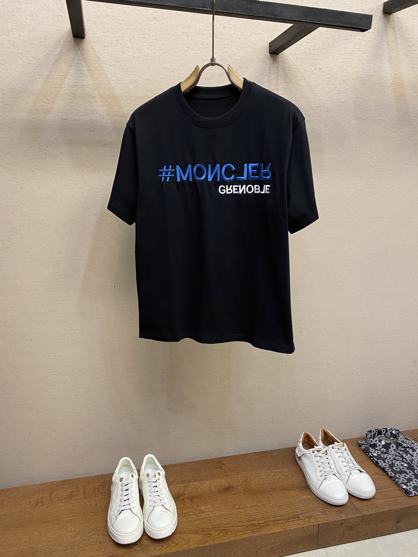 NO:162168,Moncler, new short-sleeved yyds, daily eye-closing, custom-made pure cotton elastic cotton fabric short-sleeved T-shirt, charm lies in creating a simple and luxurious fashion, and feel the unique temperament of the British style at will. The loose style shows a casual and casual style, whether it is matched with jeans, casual pants, or skirts, it can show a unique personality Size M-3xl Color black, white, christian louboutin, skirts, jeans, T-shirt, tees, t-shirt, alexander wang19860909Moncler,新款短袖yyds 日常出门闭眼搭 定制纯棉弹力棉面料短袖T恤 魅力在于创造了简约奢华感的时尚,随意搭配感受英式风格独特气质. 宽松的版型展现出休闲随意的风格,无论是搭配牛仔裤、休闲裤、还是裙子,都能展现出独特的个性 尺码M-3xl 颜色黑色,白色,,christian louboutin,skirts,jeans,T-shirt,tees，t-shirt,alexander wang,Men's clothing