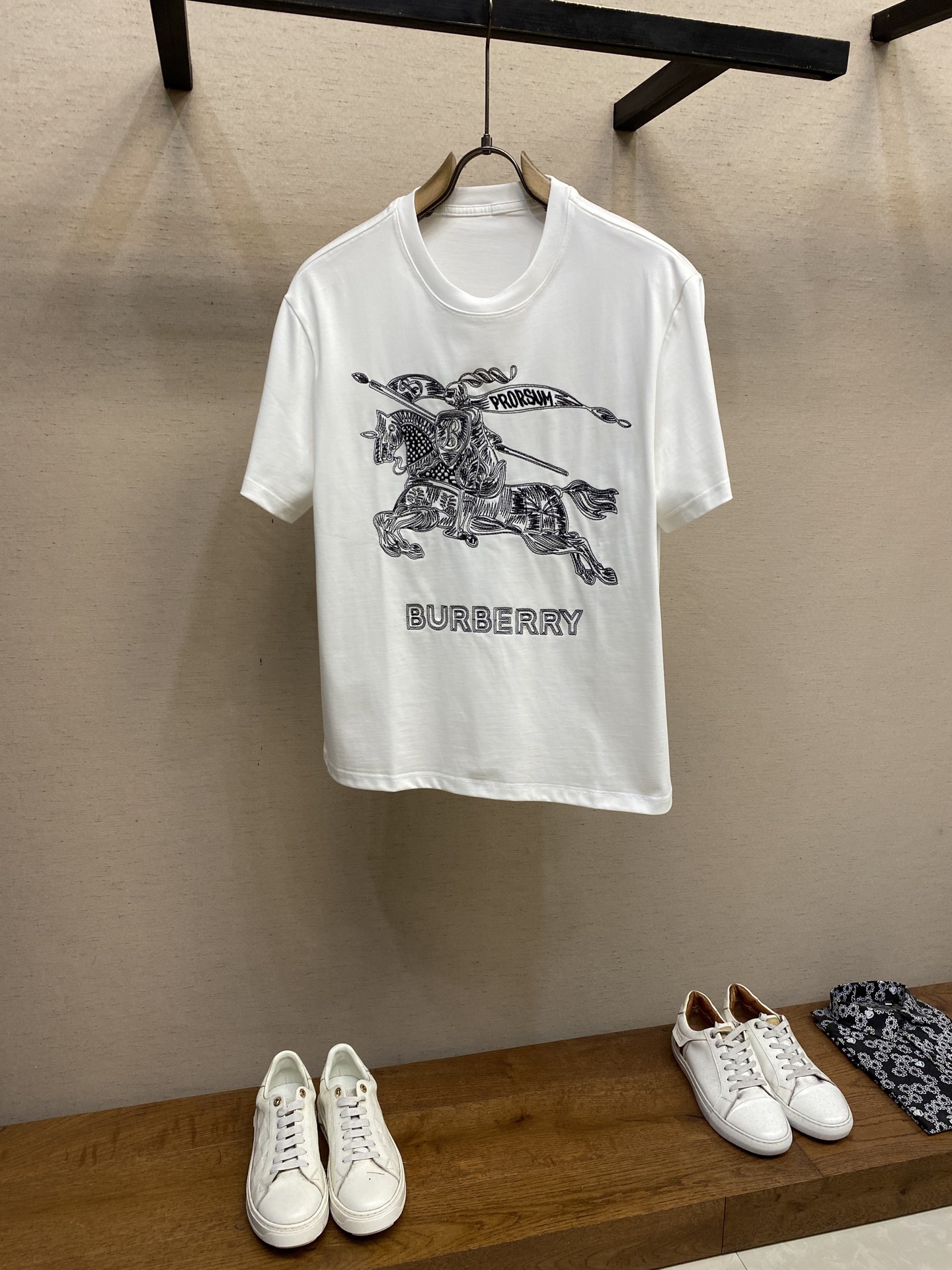 NO:162174,BBR, new short-sleeved yyds, daily eye-closing, custom-made pure cotton elastic cotton fabric short-sleeved T-shirt, charm lies in creating a simple and luxurious fashion, and feel the unique temperament of the British style at will. The loose style shows a casual and casual style, whether it is matched with jeans, casual pants, or skirts, it can show a unique personality Size M-3xl Color black, white, skirts, jeans, T-shirt, tees, t-shirt, alexander wang19860909BBR,新款短袖yyds 日常出门闭眼搭 定制纯棉弹力棉面料短袖T恤 魅力在于创造了简约奢华感的时尚,随意搭配感受英式风格独特气质. 宽松的版型展现出休闲随意的风格,无论是搭配牛仔裤、休闲裤、还是裙子,都能展现出独特的个性 尺码M-3xl 颜色黑色,白色,,skirts,jeans,T-shirt,tees，t-shirt,alexander wang,Men's clothing