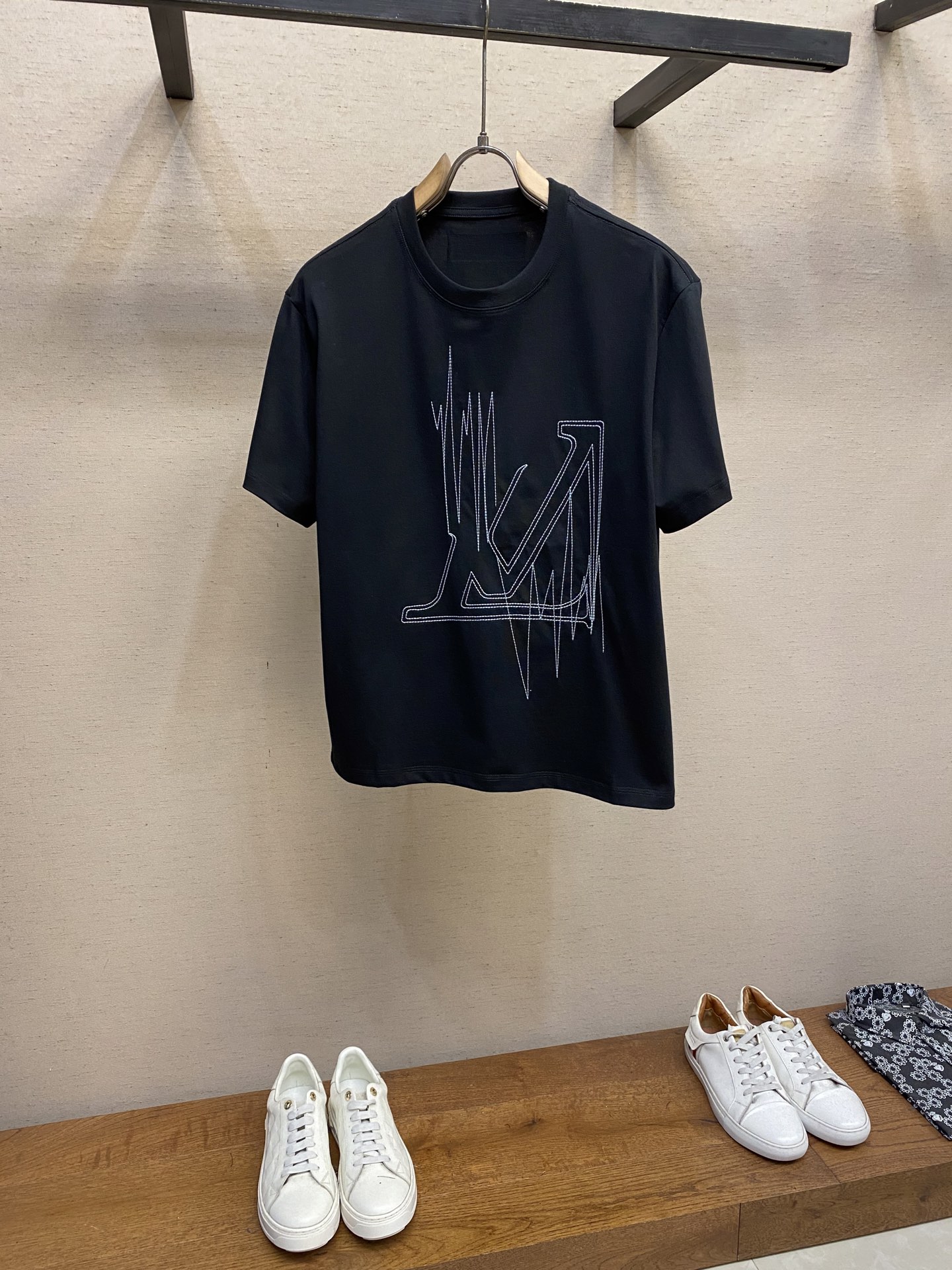 NO:162178,1V, new short-sleeved yyds, daily wear, custom-made pure cotton elastic cotton fabric short-sleeved T-shirt, charm lies in creating a simple and luxurious fashion, and feel the unique temperament of the British style at will. The loose style shows a casual and casual style, whether it is matched with jeans, casual pants, or skirts, it can show a unique personality. Size M-3xl Color black, white, skirts, jeans, T-shirt, tees, t-shirt, alexander wang198609091V、新款短袖yyds 日常出门闭眼搭 定制纯棉弹力棉面料短袖T恤 魅力在于创造了简约奢华感的时尚,随意搭配感受英式风格独特气质. 宽松的版型展现出休闲随意的风格,无论是搭配牛仔裤、休闲裤、还是裙子,都能展现出独特的个性 尺码M-3xl 颜色黑色,白色,,skirts,jeans,T-shirt,tees，t-shirt,alexander wang,Men's clothing