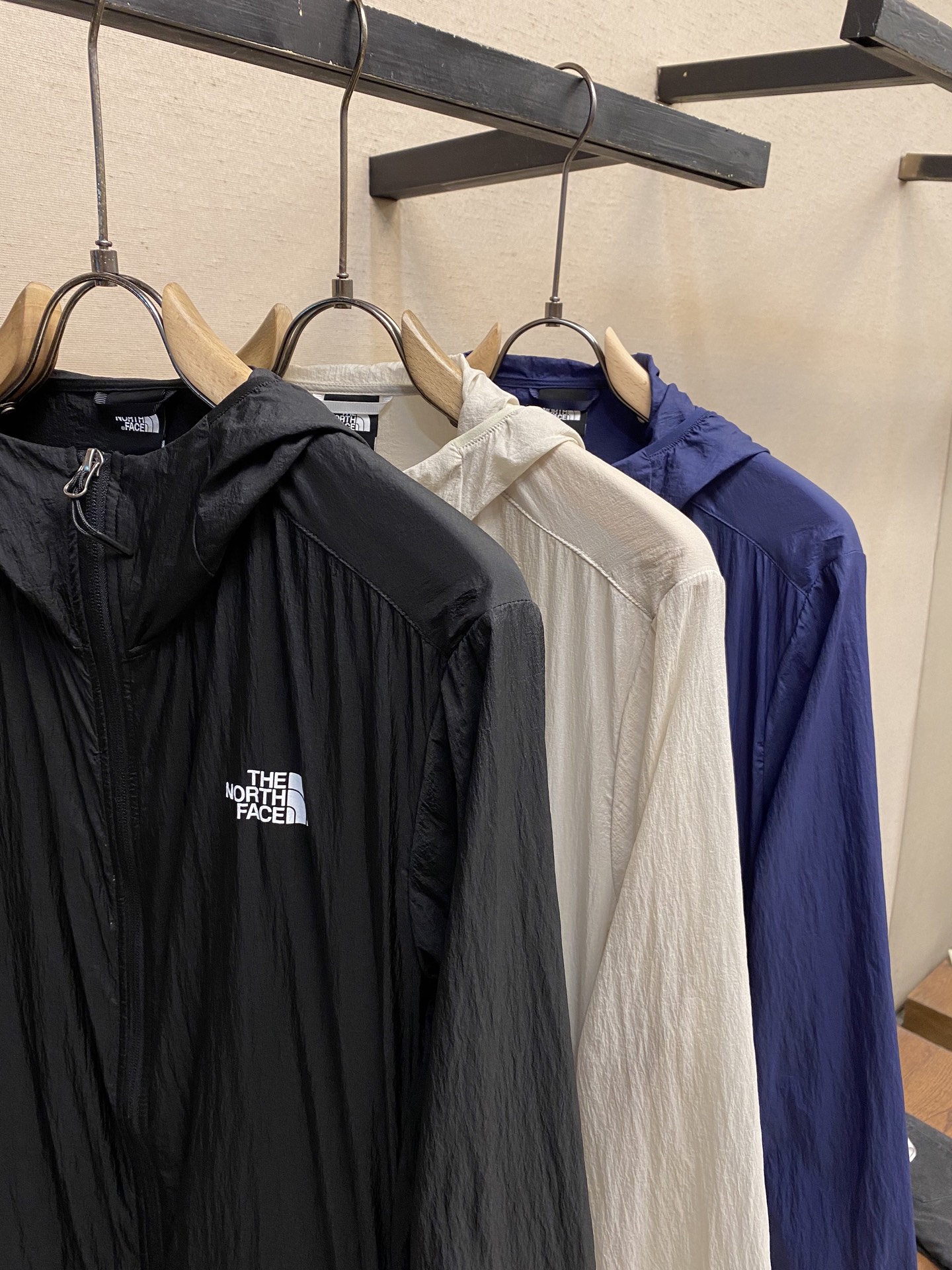 “New Spring and Summer North Face Apparel: UV Protection, Lightweight, and Stylish!” - 图片 3