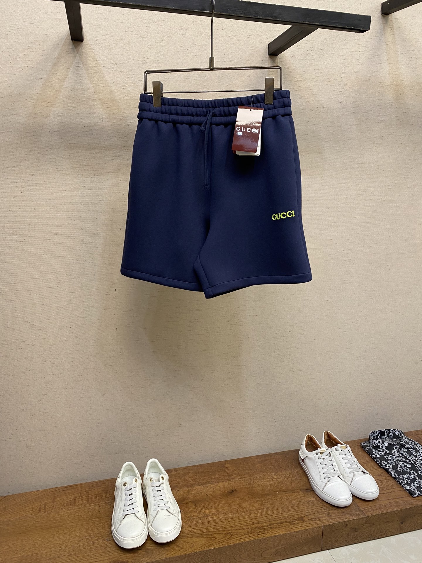 NO:162188,Gucci, decorative knitted shorts Fabric selection Use 95 recycled viscose fiber and 5 spandex to create a soft feeling like the second layer of skin. The viscose fiber structure is naturally hydrophilic and can quickly absorb and evaporate sweat. The special knitted structure gives the fabric agile drape, and a small amount of elastic fiber is added to ensure dynamic freedom. Process 1 The LOGO embroidery patch uses 0.3 mm ultra-fine polyester embroidery thread, and it is 12 hours of laser cutting and shaping to create a relief texture. Each piece of patch has 5 anti-wrinkle treatments to ensure that it remains the original form after washing. Process 2 Through a special textile structure, a controlled air retention space is built inside, and 0.8-1.2 ml of stationary air can be locked per cubic centimeter. Gradient density structure guides the one-way discharge of moisture. Size S-XL,,gucci, shorts, gold, alexander wang19860909Gucci,饰贴饰针织短裤 面料选择 采用95再生黏胶纤维与5氨纶的黄金配比,织造出如第二层肌肤的柔感体验.黏胶纤维结构具有天然的亲水性,可快速吸收并蒸发汗液.特殊针织结构赋予面料的灵动垂坠感,少量的弹性纤维加入确保动态自由 工艺1 LOGO刺绣贴饰采用0.3毫米超细聚酯绣线,经12小时激光切割定型工艺打造浮雕质感.每片贴饰经过5道抗皱处理,确保水洗后仍保持原有形态. 工艺2 通过特殊纺织结构,在内部构建可控空气滞留空间,每立方厘米可锁住0.8-1.2ml静止空气.梯度密度结构引导湿气单向排出. 尺码S-XL,,gucci,shorts,gold,alexander wang,Men's clothing