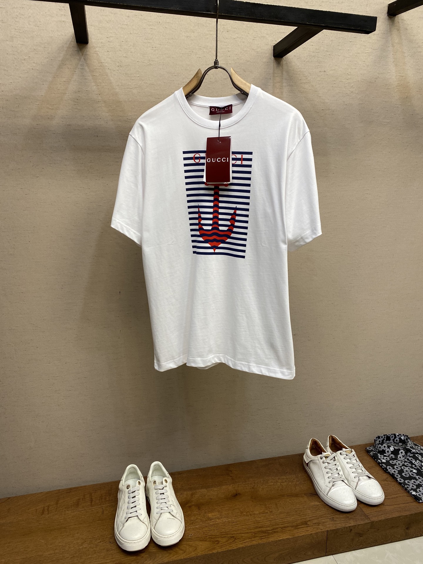 NO:162194,Gucci, anchor print round neck short sleeves Original, 700 purchase; white knitted cotton, Gu anchor stripe printing, round neck short sleeves, ribbed piping, conventional style, full set of auxiliary materials equipped with # Pure cotton knitted plain fabric uses 15S fine cotton plain fabric, 230g; matched with 32S double yarn thread, 300g. Plain weave fabric made of cotton fibers treated with combed process, compared with ordinary cotton fabrics, its fiber arrangement is more neat and dense, so it has better texture and luster. 15S fine cotton plain fabric is a high-quality cotton fabric, which has the characteristics of softness and comfort, good breathability, and good durability. # Gu anchor stripe printing  Nylon water-based penetration printing is a special printing technology. Its main feature is that it uses water-based ink to print on nylon fabrics, and through penetration, the print presents a clear and consistent color pattern on the front and back sides of the fabric. It not only improves the visual effect of the printing, but also enhances the firmness and durability of the printing; its printing effect is clear, bright and long-lasting. # Round neck straight-tube style Loose clothes cut without tying or restricting body shape. Round neck neckline, shoulder line falls on shoulder width, no shoulder width is restricted. The inner seam is made with elastic inlay strips to prevent the clothes body from walking after washing multiple times. The cuffs and bottom edges are used to fix the cuffs and hem bottom edges. Size XS-L,,gucci,T-shirt,alexander wang19860909Gucci、船锚印花圆领短袖 原,700购买；白色针织棉、Gu船锚条纹印花、圆领短袖、罗纹滚边、常规版型、全套辅料配备 # 纯棉质针织平纹面料 采用15S精棉平纹面料,230g；搭配32S双纱螺纹,300g.采用精梳工艺处理的棉纤维制成的平纹织物,相对于普通棉布而言,它的纤维排列更加整齐、密度更高,因此具有更好的质地和光泽.15S精棉平纹面料是一种高品质的棉质面料,具有柔软舒适、透气性好、耐用性好等特点. # Gu船锚条纹印花 尼龙水性渗透印花是一种特殊的印花技术,其主要特点在于使用水性墨水在尼龙面料上进行印花,并通过渗透作用使印花在织物正反面都呈现出清晰且色泽一致的图案.不仅提高了印花的视觉效果,还增强了印花的牢固性和耐久性；其印花效果清晰、色泽鲜艳且持久. # 圆领直筒版型 宽松衣型裁剪,不束身不限制身型.圆领领口,肩线落肩,不限制肩宽,内部做缝处以弹力嵌条的嵌入防止多次穿洗后衣身走行.袖口、下摆底边采用的分别专机辑双明线收边固定. 尺码XS-L,,gucci,T-shirt,alexander wang,Men's clothing