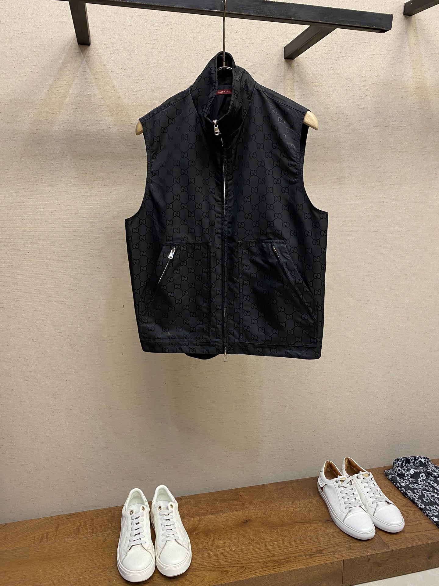 NO:162185,Gucci, 25 spring and summer new GU full screen double G diamond diamond diamond canvas vest, men's stand-alone zipper design casual sleeveless jacket. Top channel private orders, iconic GG jacquard diamond pattern, with excellent style and powerful styling design, excellent upper body performance, perfect temperament, and a top quality that high-end fans cannot miss!  The absolute signature product, the details and length of each part are combined with the concepts of countless designers. We strive to make every part perfect, and the upper body effect is undoubtedly outstanding. Whether from the overall design of the body or the subtle details, you can feel the ultra-high specifications of this model, and the class is extraordinary and in line with the current trendy aesthetics. The casual and classic silhouette, paired with a small stand-alone zipper design, a double-pocket zipper on the chest, can be matched with T-shirts and jeans to create a delicate casual look.  Imported high-end nylon canvas fabric, with a very high-end texture, giving people a very unique sense of dressing performance. The lining is made of nylon, which has excellent skin-fitting experience and high practical wearability. The details are exquisite and exquisite, and it is simply a hit product without further ado. This single product has fashion performance, specifications and status. I think as long as you are a little familiar with fashion, you will understand how outstanding it is and how worth buying it!  Size M-2xl, gucci, jeans, jackets & coats, alexander wang19860909Gucci、25春夏新款GU满屏双G钻石菱格帆布马甲,男士立领拉链设计休闲无袖外套.顶级渠道私密订单,标志性GG提花菱格图案,带着出色的风格以及强大的造型设计,绝佳的上身性能,完美的气质彰显,高端粉丝不可错过的极品！ 绝对的招牌性主打产物,每一处的细节跟长短都是结合了无数设计师的理念.力求将每一处都做到到尽善尽美,上身效果毋庸置疑的出彩,无论是从衣身整体的设计,还是最细微的细节,你都能感知此款的超高规格感,档次十分非凡更是符合当下的潮流审美.休闲经典的廓形,搭配小立领拉链设计,胸前拉链双兜造型,可搭配 T 恤和牛仔裤,打造精致的休闲造型. 进口高级尼龙帆布面料,非常高档次的质地,给人非常独特的穿搭性能感.内衬采用尼龙材质,贴肤感受极佳,实穿性极高.细节精湛考究,简直是不用多说的爆款,这种单品时尚性能,规格以及地位,我想只要是稍微对时尚有点了解的人,你都明白其有多么的出彩吧,有多么值得入手吧！ 尺码M-2xl,,gucci,jeans,jackets & coats,alexander wang,Men's clothing