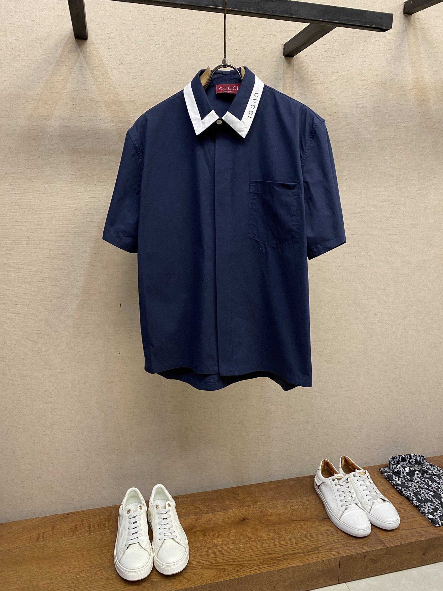 NO:162176,Gucci, (one set for sale, not sold) Gucci short-sleeved shirt suit, comfortable and slim, lazy and casual, combined with clean and simple colors, it is particularly pleasing to look, suitable for daily wear~ I love to launch sports items embellished with vitality prints to welcome the arrival of the warm season Size M-2xl,,gucci,gucci,shirts,T-shirt,alexander wang19860909Gucci、（一套出售,不拆卖）古驰短袖衬衫套装,穿上就是舒适自在又显瘦的存在,慵懒而随性,结合干净简单的色系就特别耐看,适合日常穿着~倾情推出缀饰活力印花的运动单品,迎接温暖季节的到来 尺码M-2xl,,gucci,gucci,shirts,T-shirt,alexander wang,Men's clothing