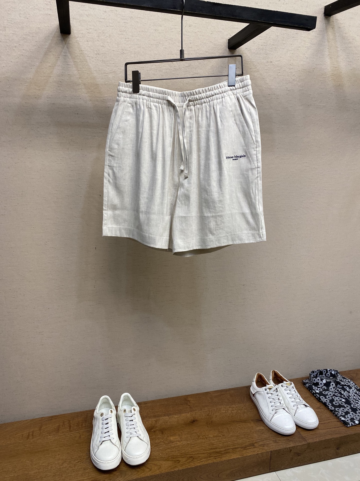 NO:162187,MM6, men's casual shorts, the latest upper body style is invincible!  This pants are very versatile, elastic waist, and can be worn for daily work. They are the perfect combination of fashionable and leisure and outdoor sports, so whether you wear them normally or outdoors, they are your best choice. Extreme comfort and quick sweating are the most popular key points, improving the comfort of wearing and suitable for aerobics and trail running conditions. This style is a jogging casual pants with an extremely wide range of applications, allowing you to naturally maintain a love for sports in summer, or you can wear them in casual life. Size M-3xl,,masion margiela, shorts,alexander wang19860909MM6,男士休闲短裤 最新款上身版型无敌正！ 绝对可以闭眼收的一款 此款裤子非常百搭,弹力腰围,日常上班 户外运动都可以穿着,是时尚休闲与户外运动的完美结合,所以无论您平时穿或者户外穿都是您的最佳选择. 极致舒适和快速排汗是备受青睐的重点,提升穿着舒适度,适合有氧运动和越野跑条件下穿着,此款是一件适用范围极其广泛的跑步休闲裤,让你在夏天自然可以保持对运动热爱,也可以在休闲生活中穿着 尺码M-3xl,,masion margiela,shorts,alexander wang,Men's clothing