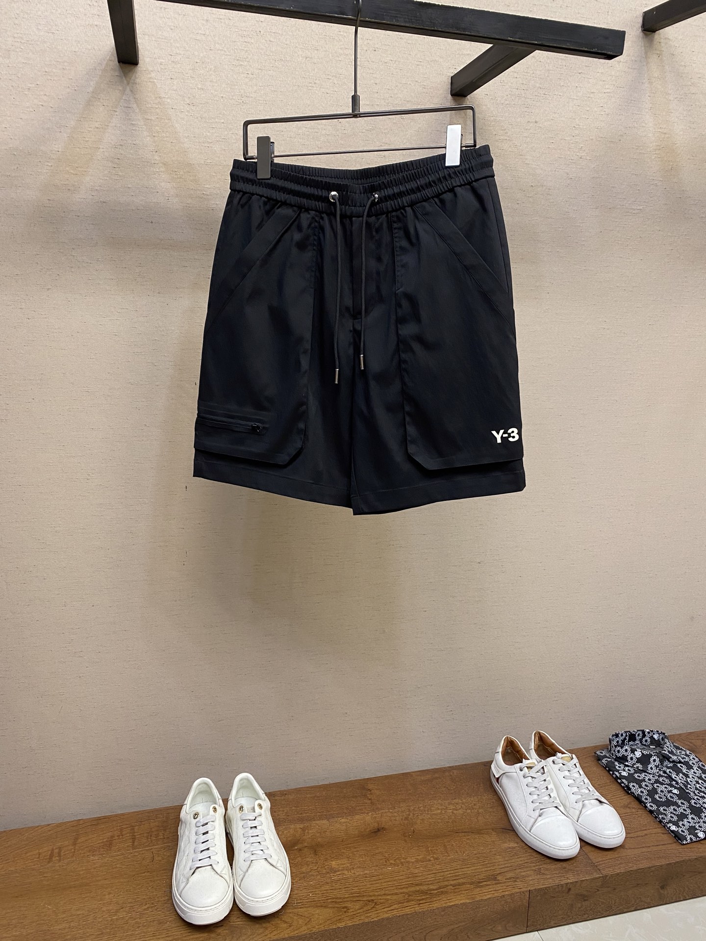 NO:162190,Y3, Men's casual shorts The latest top-body style is invincible!  This pants are very versatile, elastic waist, and can be worn for daily work. They are the perfect combination of fashionable and leisure and outdoor sports, so whether you wear them normally or outdoors, they are your best choice. Extreme comfort and quick sweating are the most popular key points, improving the comfort of wearing and suitable for aerobics and trail running conditions. This style is a jogging casual pants with an extremely wide range of applications, allowing you to naturally maintain a love for sports in summer, or you can wear them in casual life. Size M-3xl, shorts, alexander wang19860909Y3,男士休闲短裤 最新款上身版型无敌正！ 绝对可以闭眼收的一款 此款裤子非常百搭,弹力腰围,日常上班 户外运动都可以穿着,是时尚休闲与户外运动的完美结合,所以无论您平时穿或者户外穿都是您的最佳选择. 极致舒适和快速排汗是备受青睐的重点,提升穿着舒适度,适合有氧运动和越野跑条件下穿着,此款是一件适用范围极其广泛的跑步休闲裤,让你在夏天自然可以保持对运动热爱,也可以在休闲生活中穿着 尺码M-3xl,,shorts,alexander wang,Men's clothing