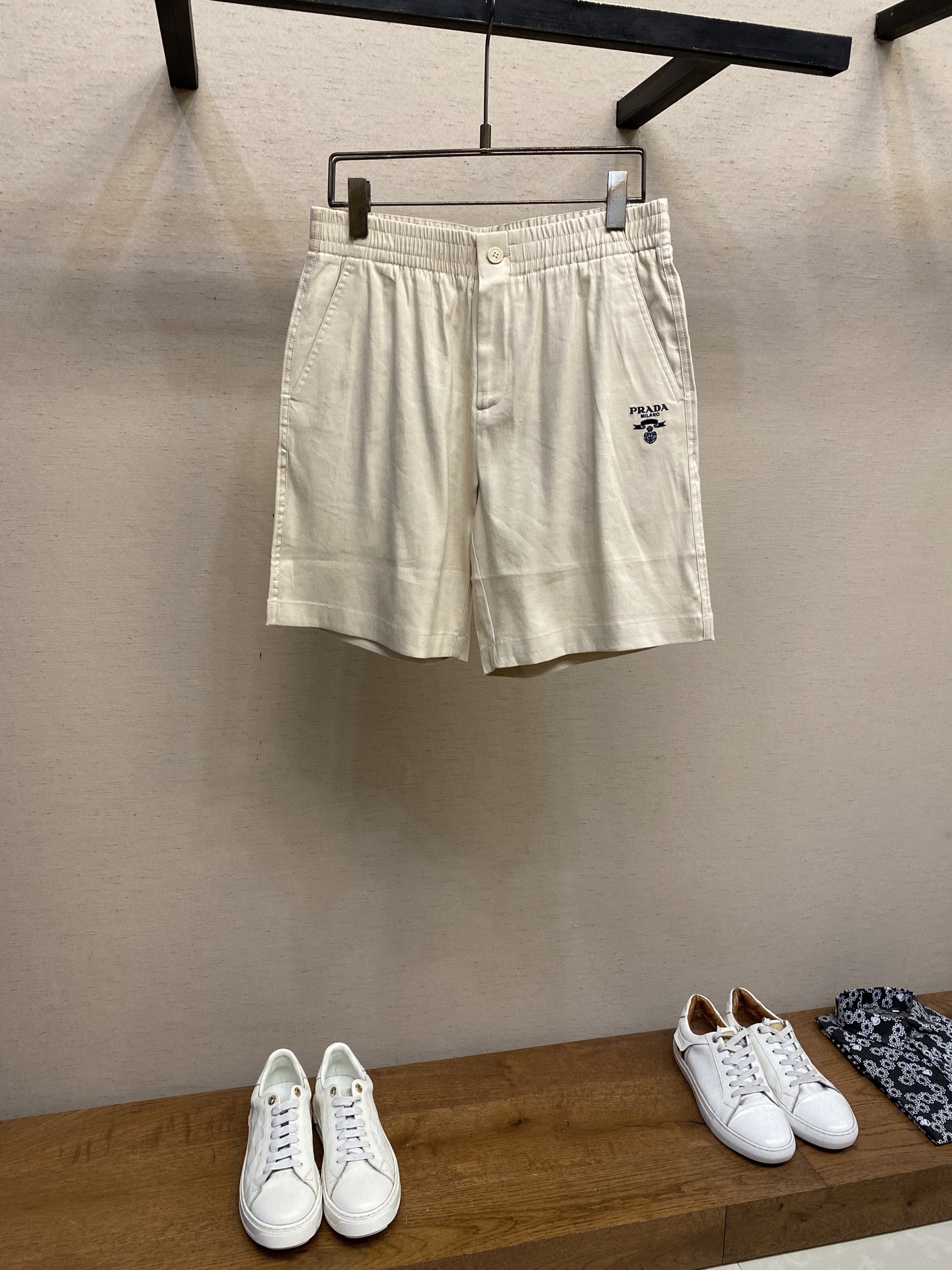 NO:162192,Prada, Men's Casual Shorts The latest upper body style is invincible!  This pants are very versatile, elastic waist, and can be worn for daily work. They are a perfect combination of fashionable and casual and outdoor sports, so whether you wear them normally or outdoors, they are your best choice. Extreme comfort and quick sweating are the most popular key points, improving the comfort of wearing and suitable for aerobics and trail running conditions. This style is a running casual pants with an extremely wide range of applications, allowing you to naturally maintain a love for sports in summer, or you can wear them in casual life. Size M-3xl, prada, shorts, alexander wang19860909Prada,男士休闲短裤 最新款上身版型无敌正！ 绝对可以闭眼收的一款 此款裤子非常百搭,弹力腰围,日常上班 户外运动都可以穿着,是时尚休闲与户外运动的完美结合,所以无论您平时穿或者户外穿都是您的最佳选择. 极致舒适和快速排汗是备受青睐的重点,提升穿着舒适度,适合有氧运动和越野跑条件下穿着,此款是一件适用范围极其广泛的跑步休闲裤,让你在夏天自然可以保持对运动热爱,也可以在休闲生活中穿着 尺码M-3xl,,prada,shorts,alexander wang,Men's clothing