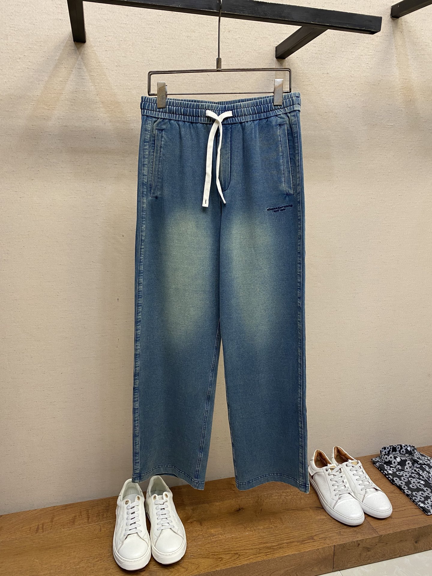 NO:162167,Wang, Men's casual pants The latest top-body style is invincible!  This pants are very versatile, elastic waist, and can be worn for daily work. They are a perfect combination of fashionable and casual and outdoor sports, so whether you wear them normally or outdoors, they are your best choice. Extreme comfort and quick sweating are the most popular key points, improving the comfort of wearing and suitable for aerobics and trail running conditions. This style is a running casual pants with an extremely wide range of applications, allowing you to naturally maintain a love for sports in summer, or you can wear them in casual life. Size M-3xl,,alexander wang19860909Wang,男士休闲裤 最新款上身版型无敌正！ 绝对可以闭眼收的一款 此款裤子非常百搭,弹力腰围,日常上班 户外运动都可以穿着,是时尚休闲与户外运动的完美结合,所以无论您平时穿或者户外穿都是您的最佳选择. 极致舒适和快速排汗是备受青睐的重点,提升穿着舒适度,适合有氧运动和越野跑条件下穿着,此款是一件适用范围极其广泛的跑步休闲裤,让你在夏天自然可以保持对运动热爱,也可以在休闲生活中穿着 尺码M-3xl,,alexander wang,Men's clothing