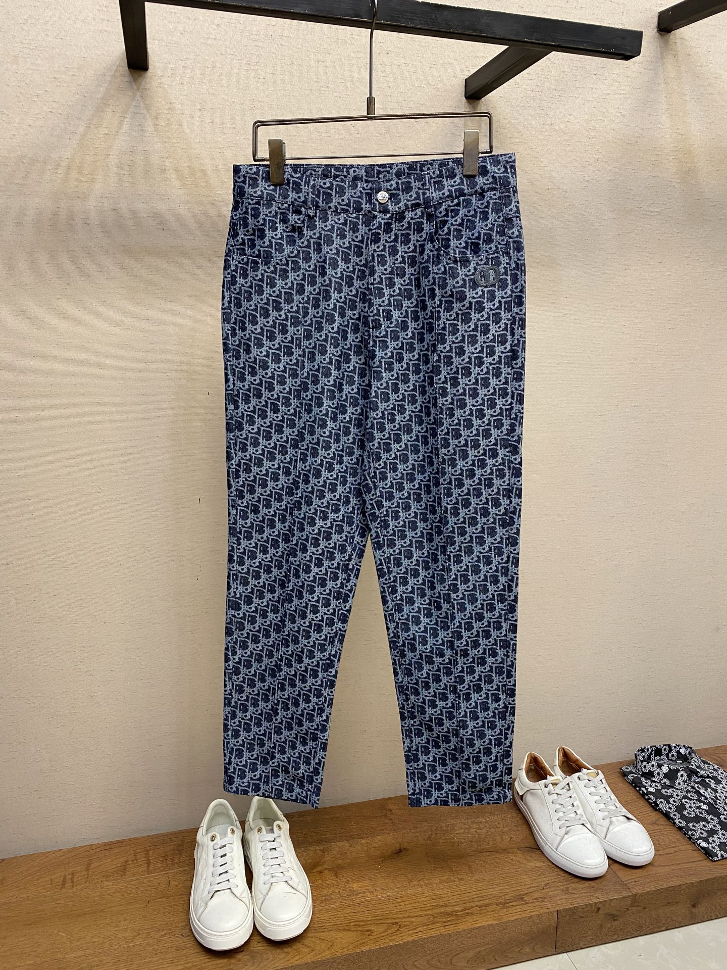 NO:613058,Dior, men's casual pants, the latest upper body style is unbeatable!  You can definitely close your eyes and close your eyes. This type of pants is very versatile and has an elastic waist. It can be worn in daily work and outdoor sports. It is the perfect combination of fashion, leisure and outdoor sports, so it is your best choice whether you wear it daily or outdoors. Extreme comfort and quick perspiration are the most popular focus, improving the wearing comfort. It is suitable for aerobic exercise and cross-country running. This type of running casual pants has an extremely wide range of applications, allowing you to naturally maintain your love for sports in the summer, and can also be worn in leisure life.  Size M-3xl,,dior,alexander wang19860909Dior、男士休闲裤 最新款上身版型无敌正！ 绝对可以闭眼收的一款 此款裤子非常百搭,弹力腰围,日常上班 户外运动都可以穿着,是时尚休闲与户外运动的完美结合,所以无论您平时穿或者户外穿都是您的最佳选择. 极致舒适和快速排汗是备受青睐的重点,提升穿着舒适度,适合有氧运动和越野跑条件下穿着,此款是一件适用范围极其广泛的跑步休闲裤,让你在夏天自然可以保持对运动热爱,也可以在休闲生活中穿着 尺码M-3xl,,dior,alexander wang,Men's clothing