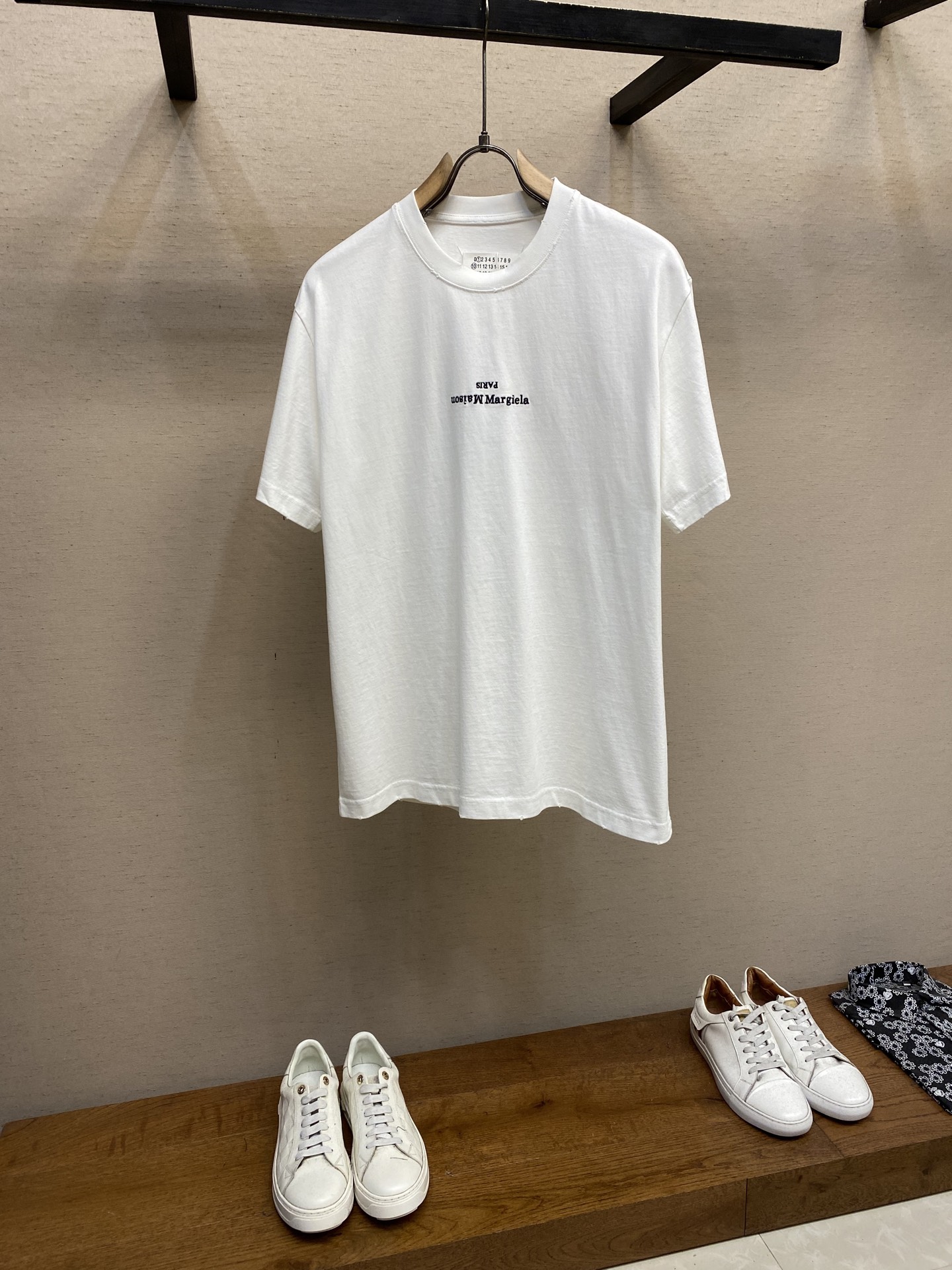 NO:442002,Maison Margiela/Majella 2025FW spring and summer T-shirt Classic small embroidered letters Back three-dimensional rock slurry printing Laundry washing water damage Classic hand sewing The upper body is very comfortable, especially suitable for me like to wear comfortable clothes #multi-match #Majella # Looming like a big show backcourt~ On digital art MM6, it is absolutely top-notch. Simple digital art is always at the top of the European trend. Washing method dry cleaning or cold water on the back quickly machine-washing and drying naturally!  Avoid soaking in warm water Size S-XL,,masion margiela,masion margiela,tees,t-shirt,alexander wang19860909Maison Margiela/马吉拉2025FW春夏T恤 经典小刺绣字母 后幅立体岩石浆印花 成衣洗水破坏 经典手缝 上身很舒适 特别适合我这种喜欢舒适穿着 #百搭款 #马吉拉＃若隐若现仿佛置身大秀后场~论数字艺术MM6绝对玩到顶尖 简约数字艺术始终走在欧洲潮流顶端 洗涤方式干洗或反面冷水快速机洗自然晾干！忌温热水浸泡 尺码S-XL,,masion margiela,masion margiela,tees，t-shirt,alexander wang,Men's clothing