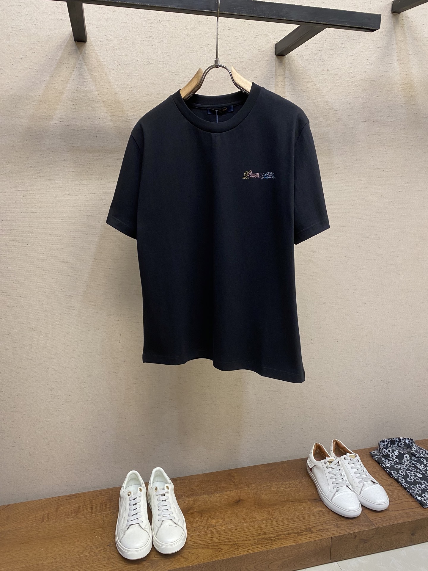 NO:425679,1V Louis Fitton Joint Brand Series Fantasy Gradient Rhinestone Embroidered Four-Leaf Crop Half-Sleeve T-shirt Washing Method Recommended Dry Cleaning or Reverse Cold Water Single Quick Machine Washing Medium-Temperature Ironing Size S-XL,,louis vuitton,tees,t-shirt,alexander wang198609091V路易家菲董联名系列幻彩渐变水钻刺绣四叶草半袖T恤 洗涤方式建议干洗或反面冷水单独快速机洗中温熨烫 尺码S-XL,,louis vuitton,tees，t-shirt,alexander wang,Men's clothing