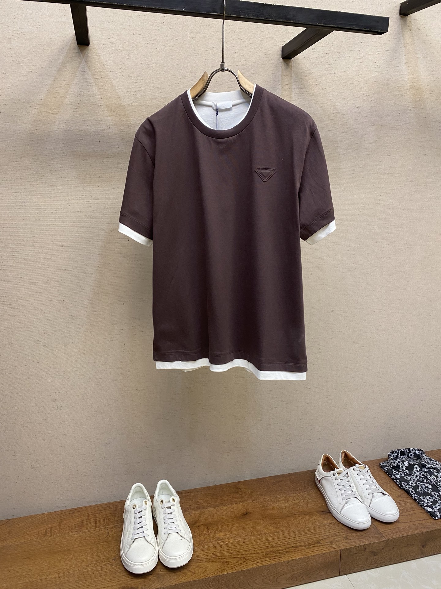 NO:844350,Prada, Prada This spliced ​​fake two-layer cotton T-shirt features a ribbed knitted round neck design, exuding modern charm. It is decorated with a three-dimensional effect triangle logo. High-quality cotton, suitable for both men and women!  Dry clean only or wrap inside laundry bag and machine wash quickly cold water and dry naturally!  Avoid soaking your hands in warm water and rubbing them.... Sizes S-XL, prada, prada, tees, t-shirt,19860909Prada、普拉达 这款拼接假两层棉质T恤采用罗纹针织圆领设计,散发现代魅力.饰有三维立体效果三角形徽标. 高品质棉质 男女皆可驾驭！ 仅限干洗或反面包裹洗衣袋快速冷水机洗自然晾干！忌温热水浸泡手洗手搓.... 尺码S-XL,,prada,prada,tees，t-shirt,,Men's clothing