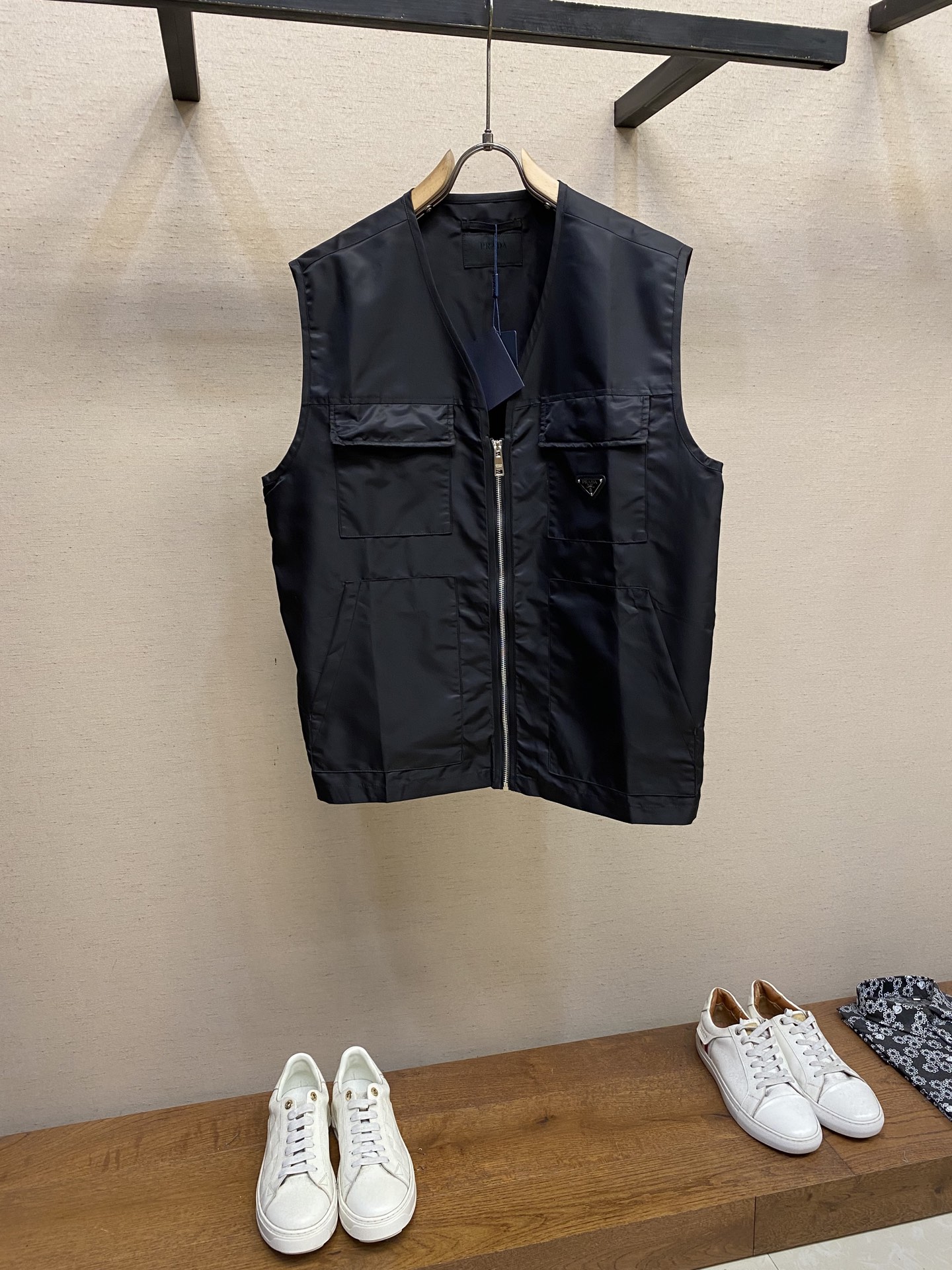 NO:838894,Prada, 23 early spring nylon triangle logo multi-pocket functional vest, P's 23 early spring series is here. This functional nylon vest is really in love~ The straight cut body fragrance is minimalist attitude. The multi-pocket design is practical and versatile. It is full of functionality. It is classic enough with the iconic triangle logo. It can be worn in all seasons. Whoever wears such a simple style will look good. The fit of high street and luxury goods is integrated, high-end and novel. Fashion items that can be controlled by both men and women. Arrange...  Size S-XL,,prada,19860909Prada、23早春尼龙三角标多口袋机能马甲、P家23早春系列来啦 这件机能感十足的尼龙马甲真是爱了~ 直身裁剪体香极简主义态度 多口袋设计实用百搭 机能感满满 搭配标志性三角标足够经典 四季可搭 这么简洁的款上身谁穿谁好看的 高街和奢侈品的贴合融入 高级又新颖 男女都可驾驭的时尚单品 安排.... 尺码S-XL,,prada,,Men's clothing