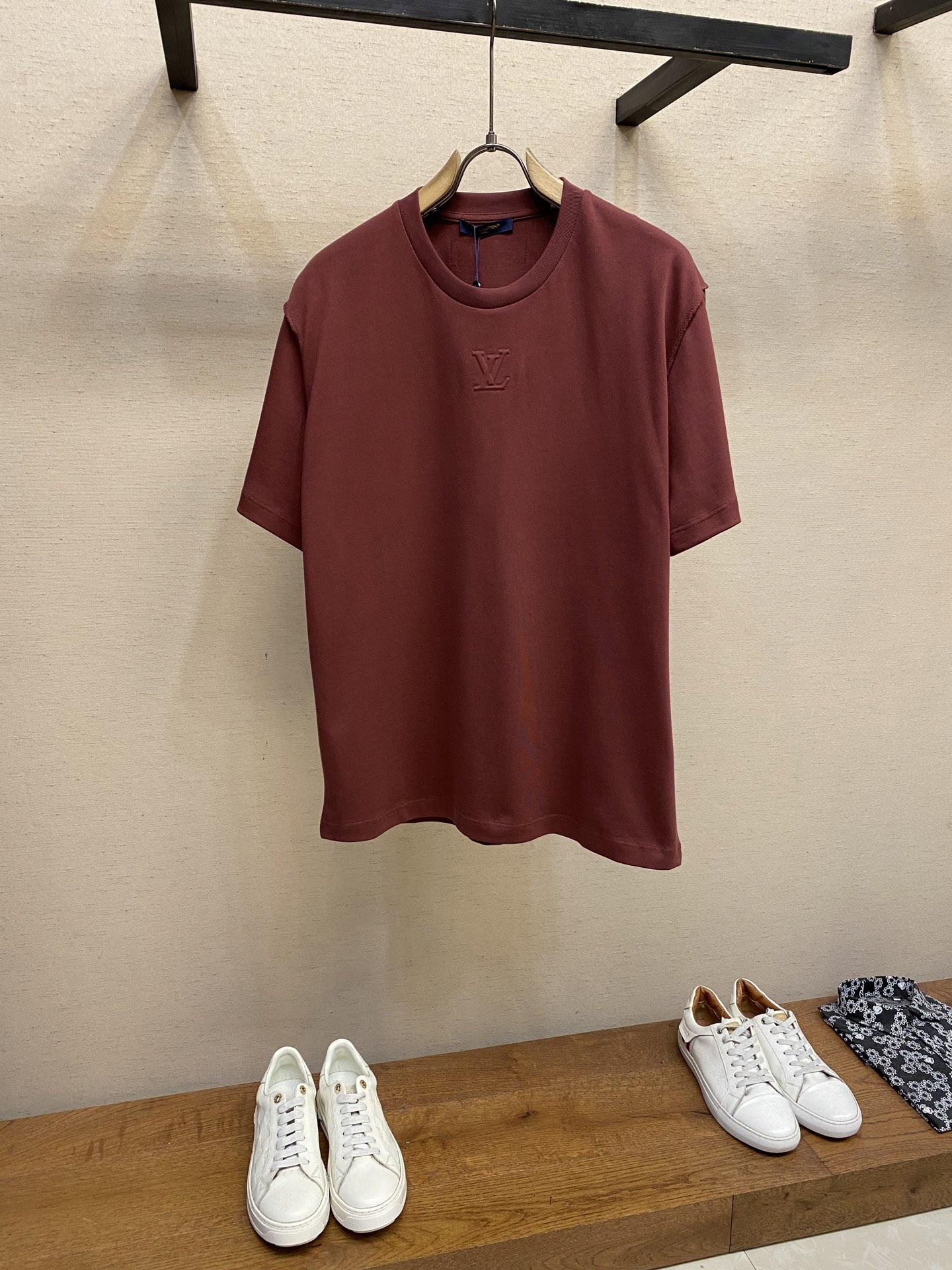 NO:425647,1V Louis Home This T-shirt is made of soft and heavy pure cotton, and uses light silicone to shape the front. The 1V logo embossed, which is consistent with zp nano-grade silicone and will not make any marks/never tie the body. The modern atmosphere is visible at a glance. The flip effect is embellished behind the back. The light knitted cotton fabric is cut into a slim fit. The zp consistent shoulder is fully handmade double-line sewing process makes it more exquisite!  Please wrap pure cotton products with cold water on the back and wash them separately and dry them naturally. Do not soak them in warm water!  Size S-XL, louis vuitton, real silk, alexander wang198609091V 路易家 本款 T 恤取材柔软重磅纯棉,以轻盈硅质塑造正面 1V 标识压纹,与zp一致纳米级硅胶不出印痕/绝不扎身,摩登气息一眼即现.翻转效果真丝标签点缀背后.轻盈针织棉布裁出修身版型.zp一致肩部全手工双线缝制工艺更显精致！ 纯棉制品请反面冷水包裹洗衣袋单独洗涤自然晾干,切勿温热水浸泡！ 尺码S-XL,,louis vuitton,real silk,alexander wang,Men's clothing