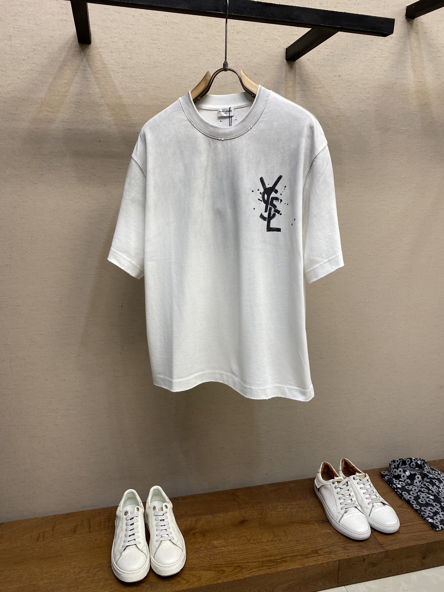 NO:442034,SLP... Saint Laurent Home/YSL Heavy Cotton Hand-painted Graffiti Series Washing and Destruction Half-Sleeve T-shirt OS Loose Style Back genuine leather stamp It is recommended to dry cleaning or reverse laundry bag wrapped in separate cold water and machine-wash naturally dry!  !  Size S-XL, loro piana, saint laurent, saint laurent, tees, t-shirt, alexander wang19860909SLP…… 圣罗兰家/YSL 重磅纯棉手绘涂鸦系列洗水破坏半袖T恤 OS宽松版型 后幅真皮章 建议干洗或反面洗衣袋包裹单独冷水快速机洗自然晾干！！ 尺码S-XL,,loro piana,saint laurent,saint laurent,tees，t-shirt,alexander wang,Men's clothing