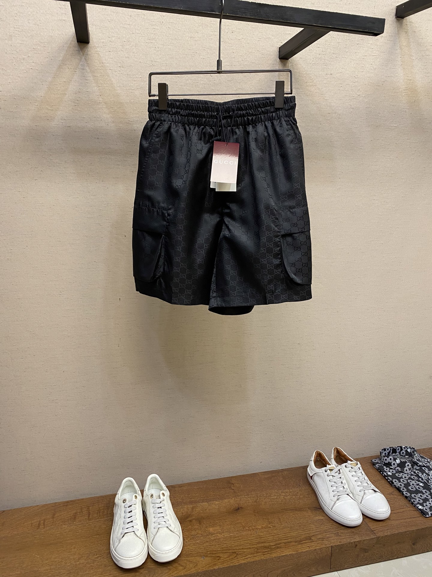 NO:425635,Gucci, Gucci Double G Jacquard Working Pocket Loose Drawstring Rubber Shorts This shorts are made of silk jacquard and exclusive double G letters with brand logo to create a comfortable and elegant feeling, and then use the multi-pocket workwear design concept to create a loose and comfortable combination. It is recommended to dry cleaning or wrap a laundry bag and machine wash it separately cold water!  Size S-XL, gucci, gucci, shorts, alexander wang19860909Gucci、古驰 双G提花工装口袋宽松抽绳橡筋短裤 这款短裤以丝织提花辅以品牌标识专属双G字母匠心打造,营造舒适雍容感,再以多口袋工装设计理念打造宽松舒适搭配 建议干洗或包裹洗衣袋单独冷水快速机洗！ 尺码S-XL,,gucci,gucci,shorts,alexander wang,Men's clothing