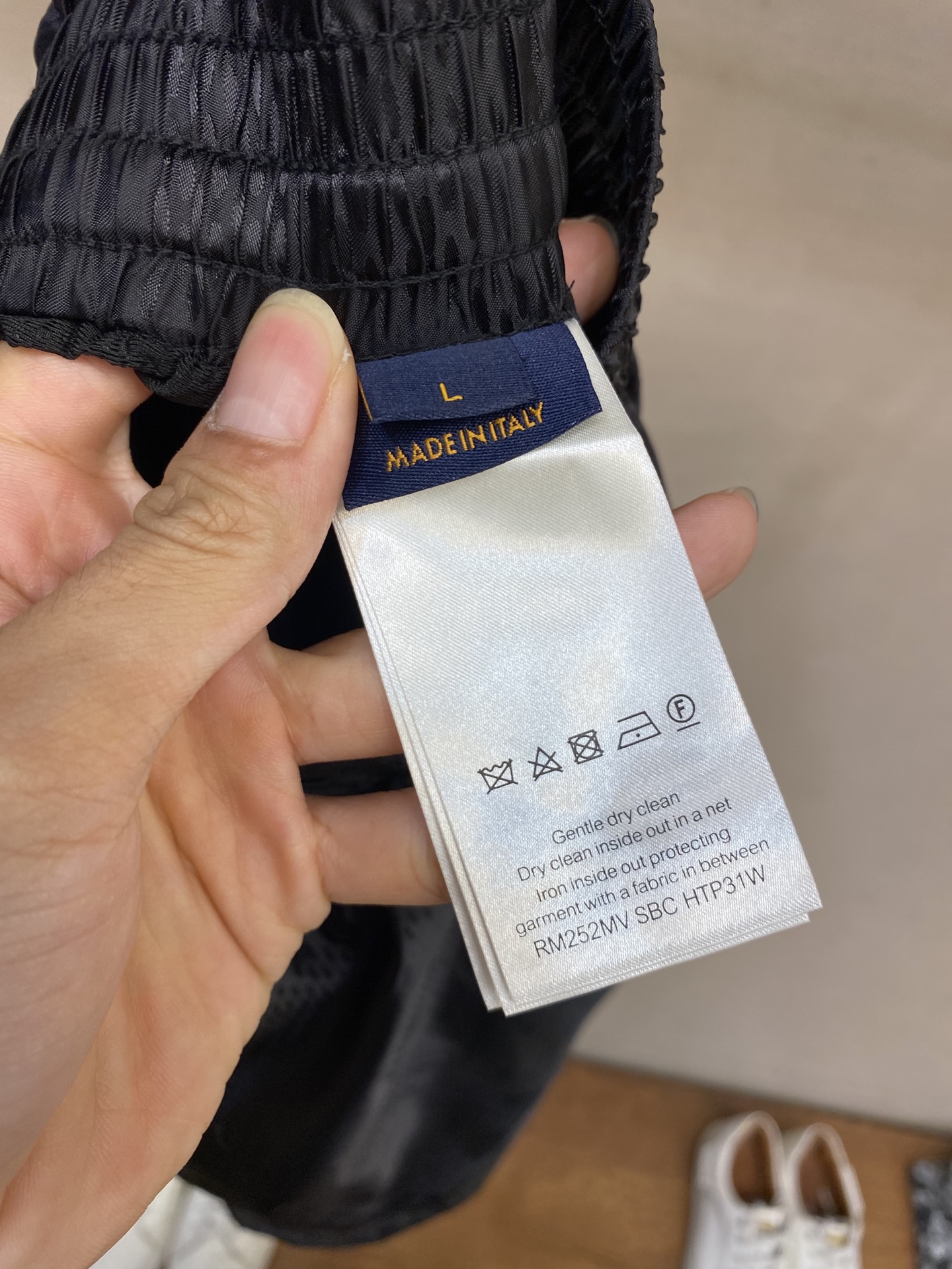 “Damier Striped Beach Shorts by LV: Fast-Drying Technology, Classic Design” - 图片 5