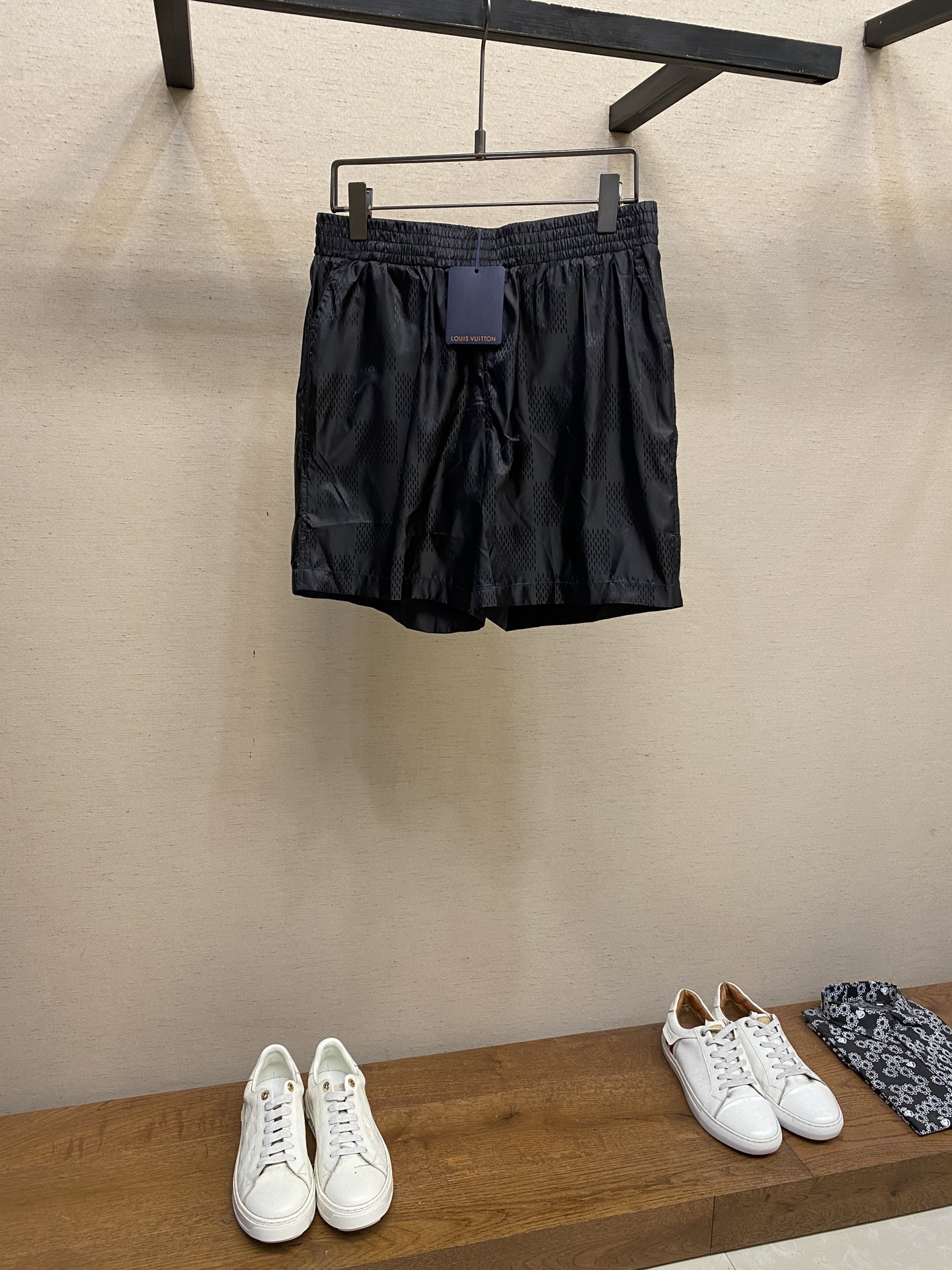 “Damier Striped Beach Shorts by LV: Fast-Drying Technology, Classic Design” - 图片 1
