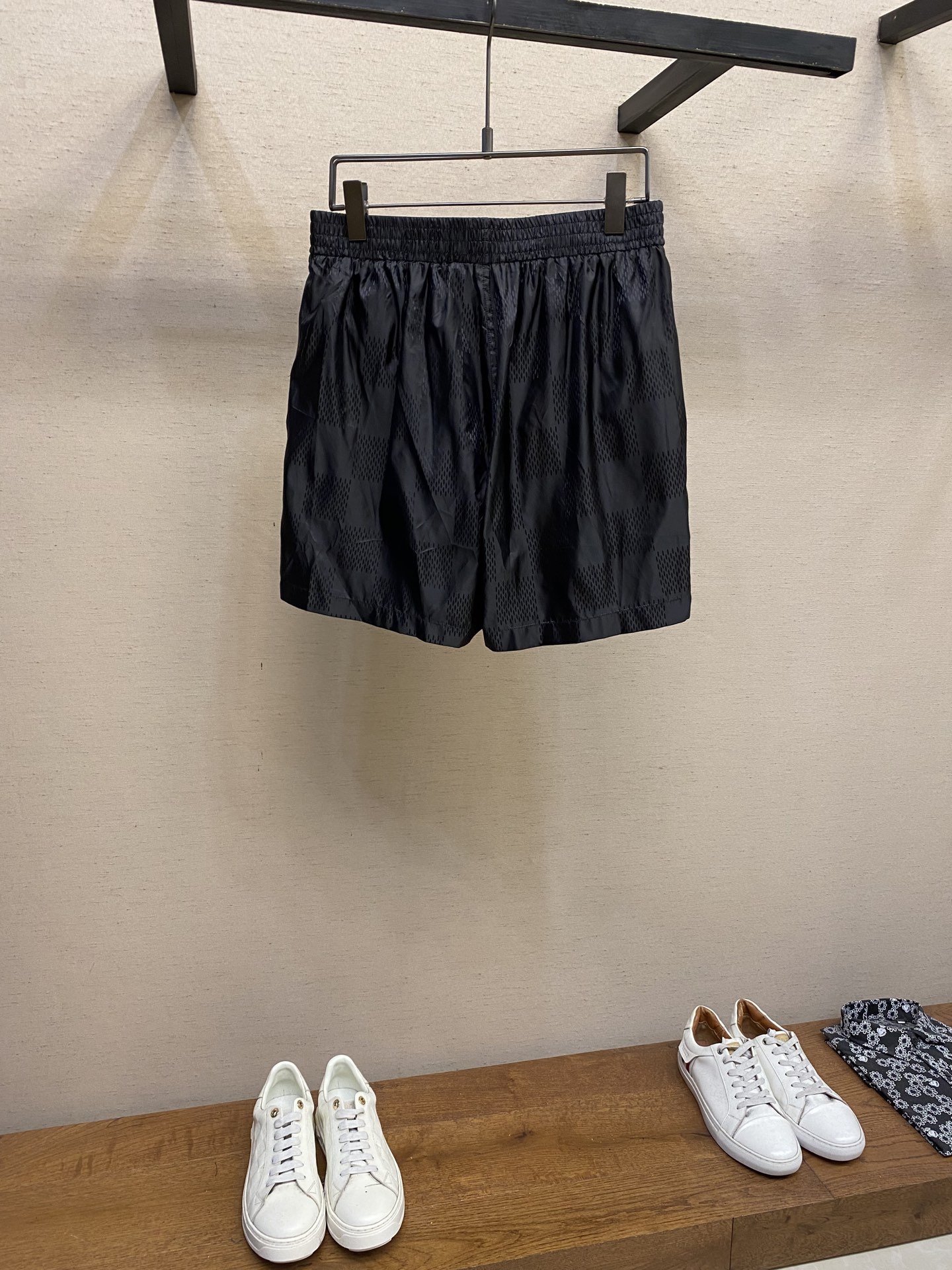 “Damier Striped Beach Shorts by LV: Fast-Drying Technology, Classic Design” - 图片 2