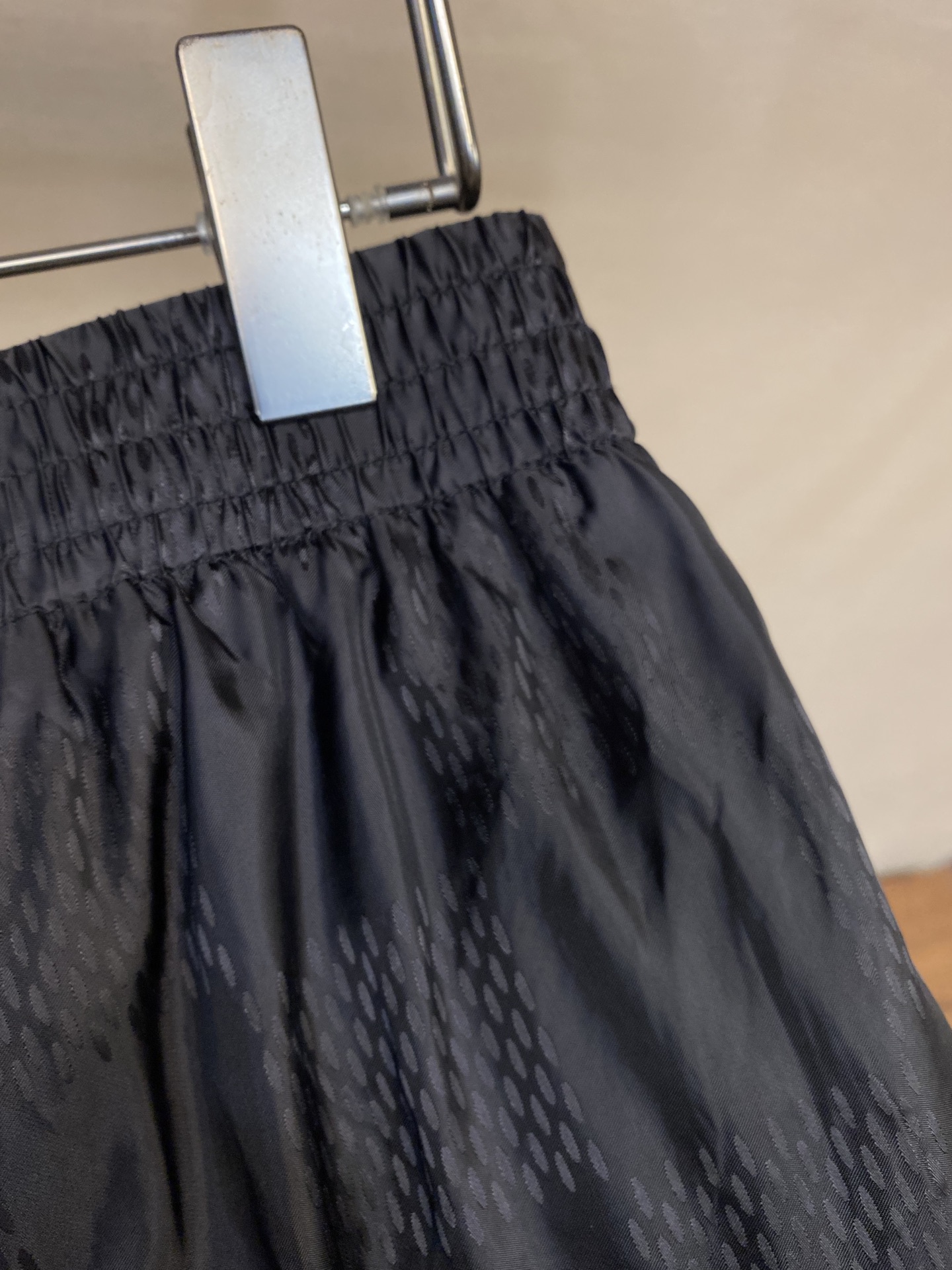 “Damier Striped Beach Shorts by LV: Fast-Drying Technology, Classic Design” - 图片 8