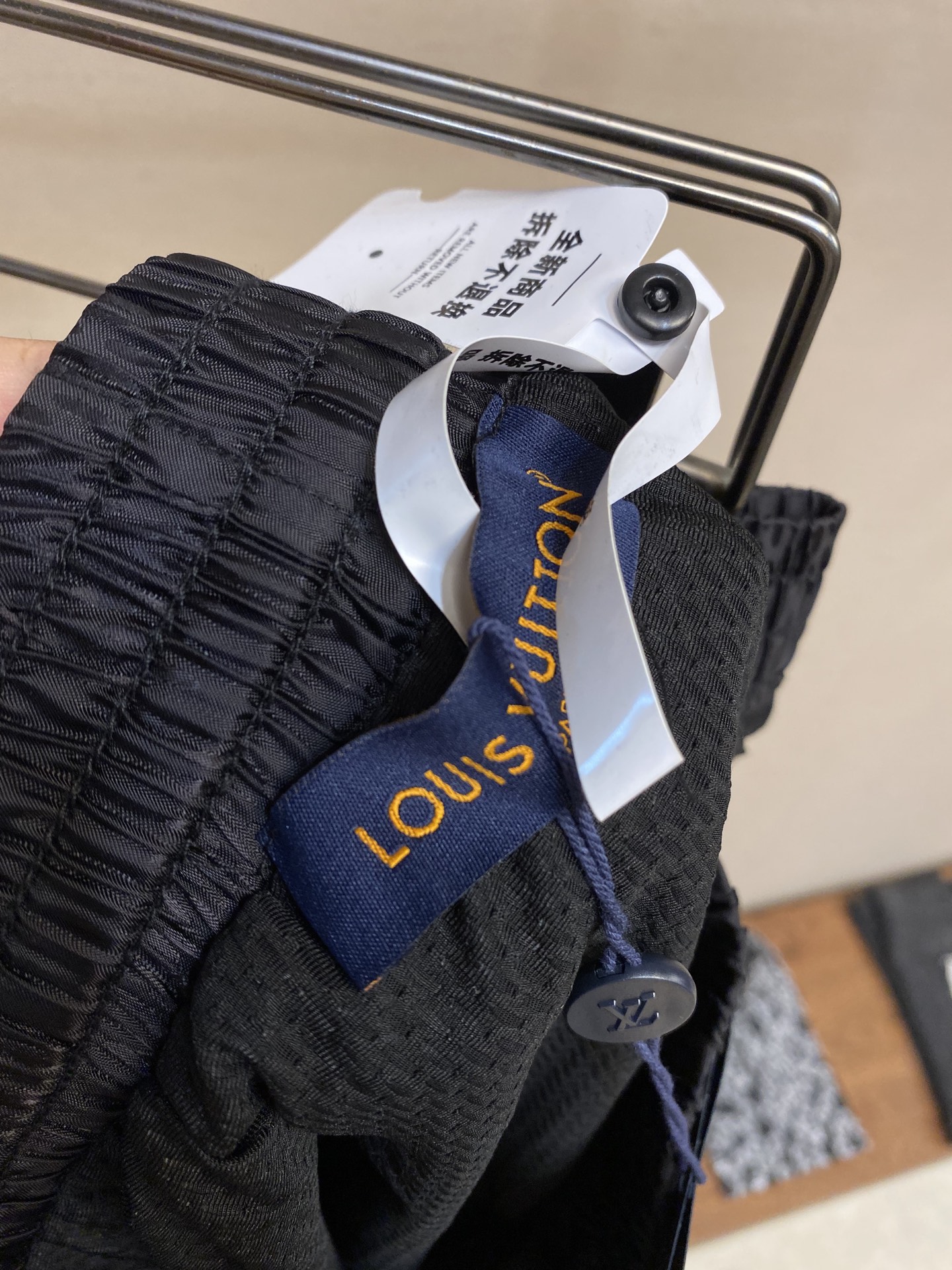 “Damier Striped Beach Shorts by LV: Fast-Drying Technology, Classic Design” - 图片 3
