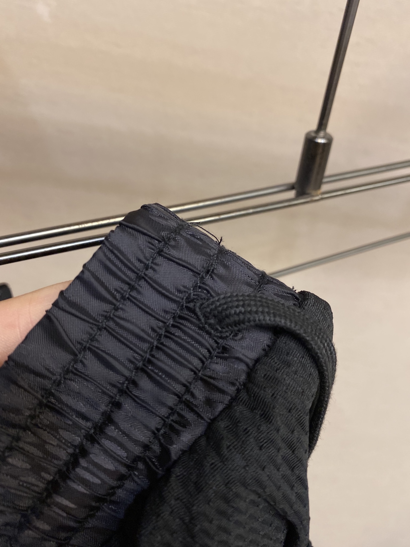 “Damier Striped Beach Shorts by LV: Fast-Drying Technology, Classic Design” - 图片 4